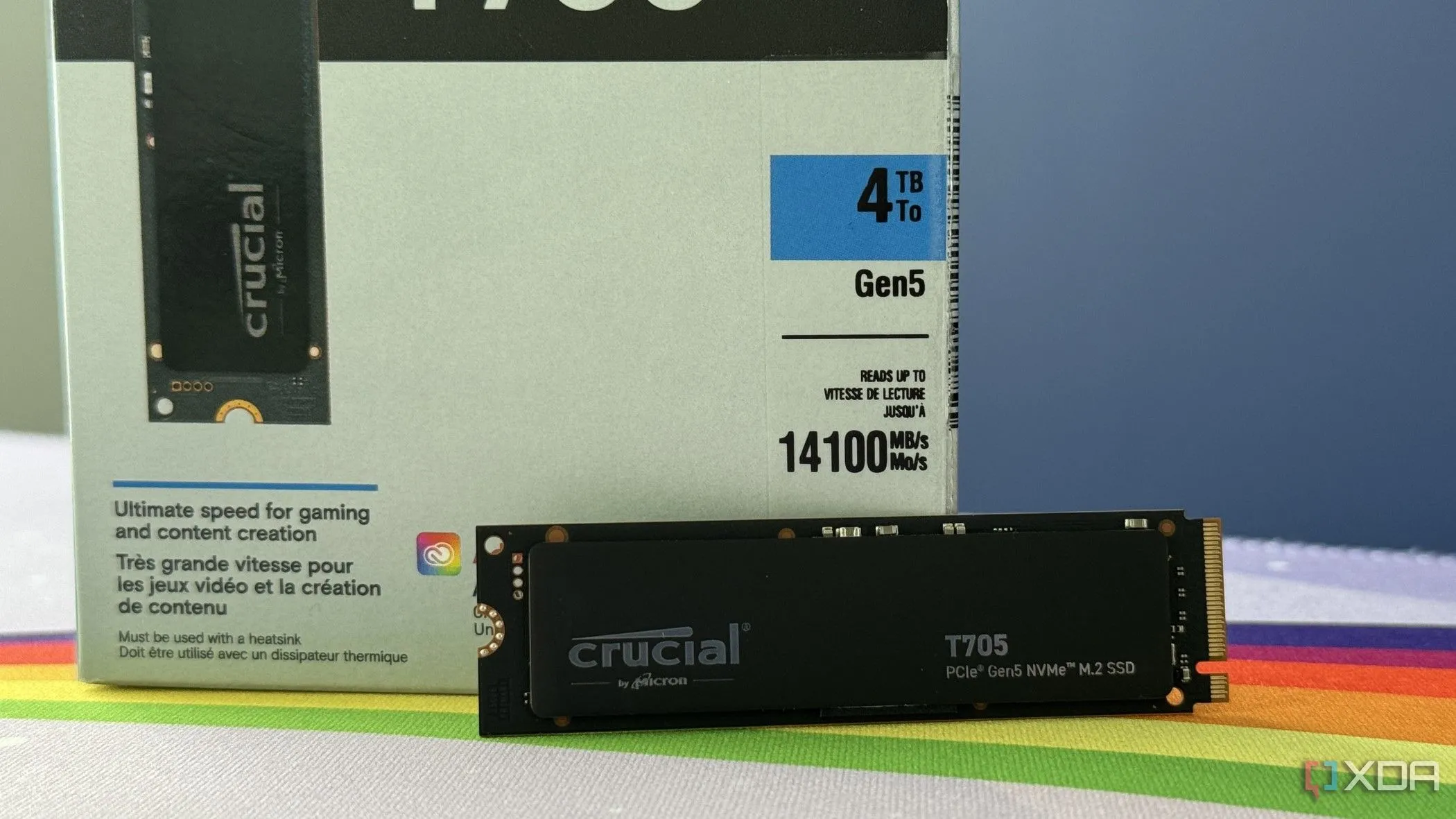 Ổ Crucial T705 SSD dựng đứng trước bao bì của nó.