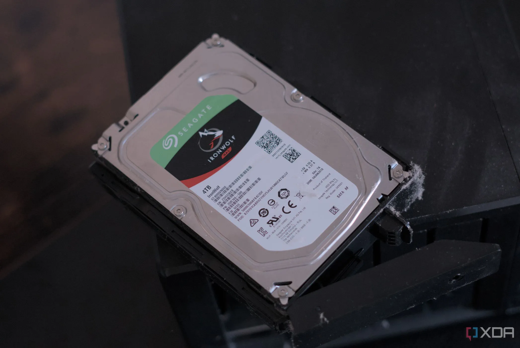 Ổ cứng của thiết bị Synology DiskStation DS1019+ trong khoang chứa, minh họa cấu trúc RAID
