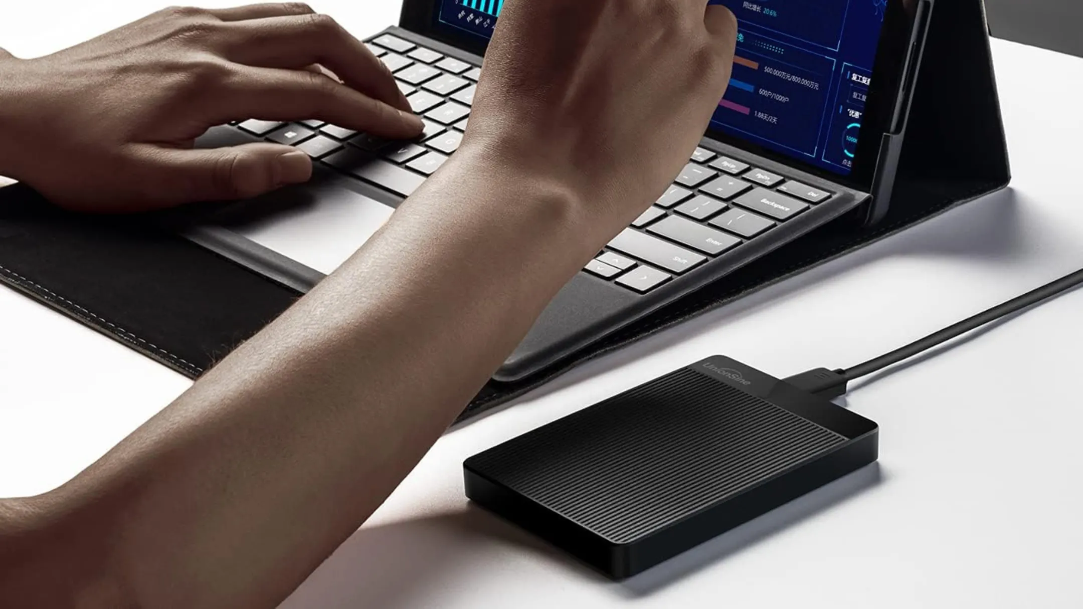 Ổ cứng di động UnionSine 1TB kết nối với laptop, minh họa tính tiện dụng và tương thích