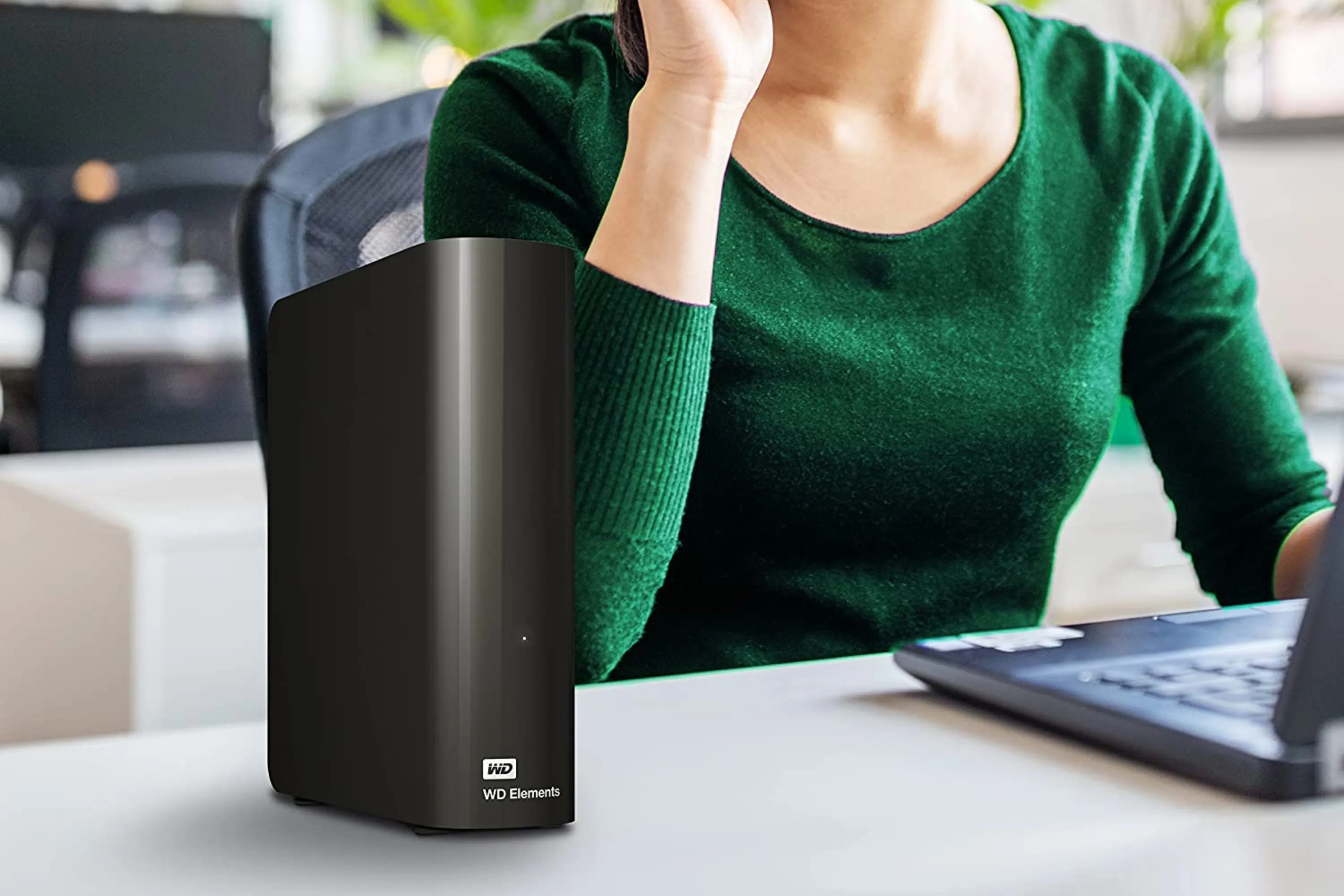 Ổ cứng gắn ngoài WD Elements đang được sử dụng trong môi trường văn phòng