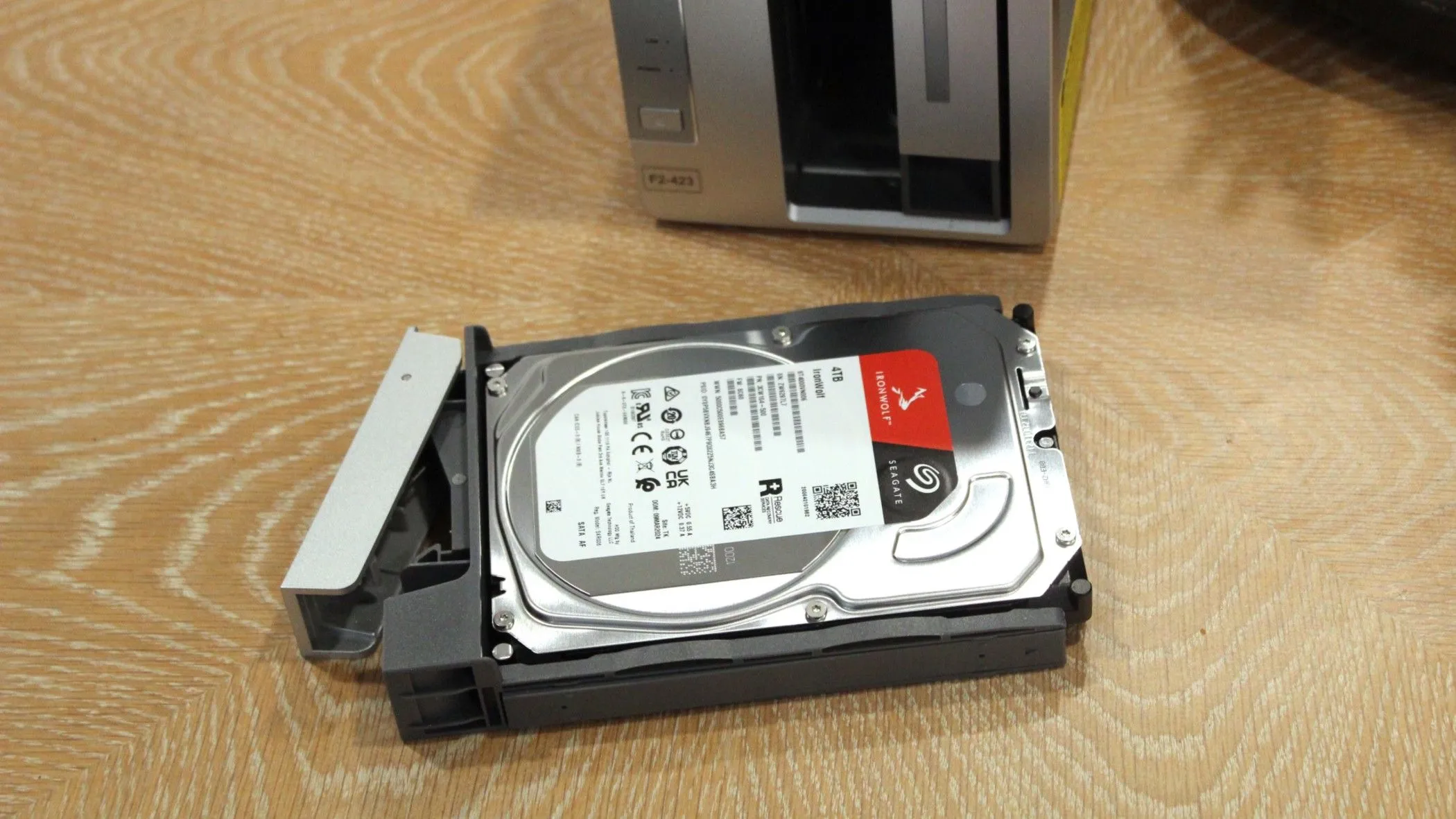 Ổ cứng HDD Seagate được lắp trong khay ổ đĩa của NAS TerraMaster F2-423, minh họa việc lựa chọn ổ đĩa phù hợp cho NAS