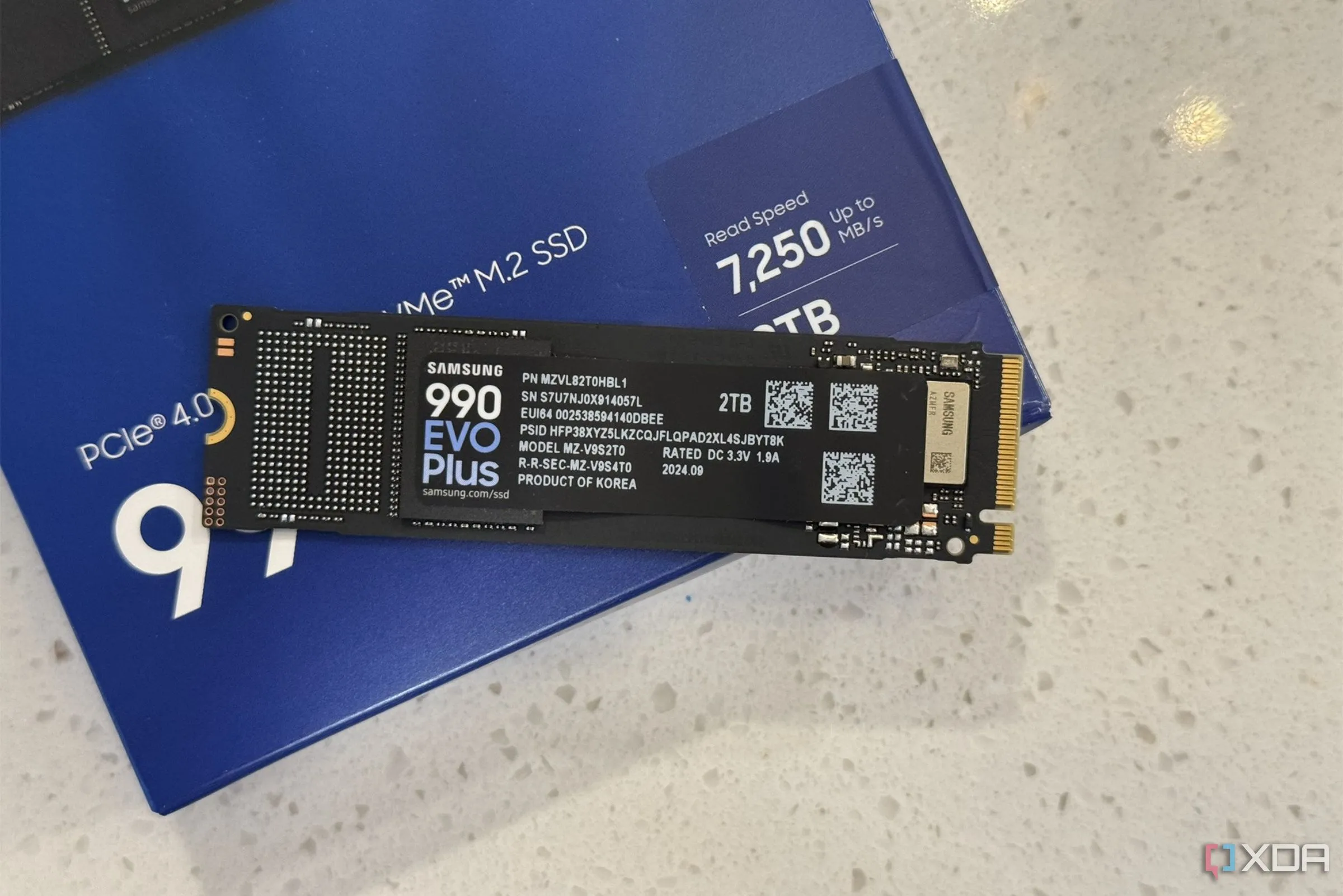 Ổ cứng SSD Samsung 990 EVO Plus NVMe được đặt trên hộp, đại diện cho giải pháp lưu trữ tốc độ cao giúp cải thiện hiệu suất tải game và dữ liệu.