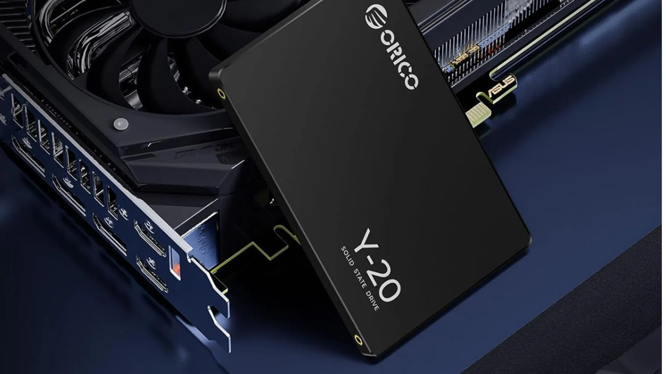 Ổ cứng SSD SATA ORICO 2.5 inch đặt cạnh bo mạch chủ và card đồ họa