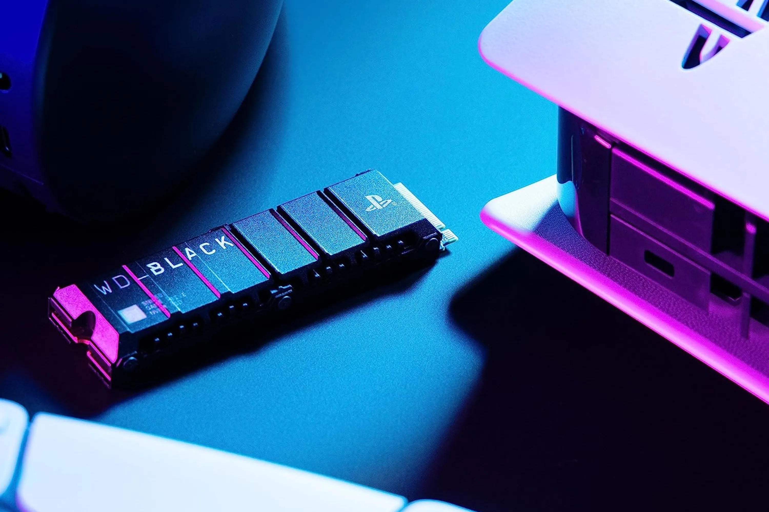 Ổ cứng WD_BLACK 4TB SN850P NVMe M.2 SSD nằm cạnh máy chơi game PlayStation 5.