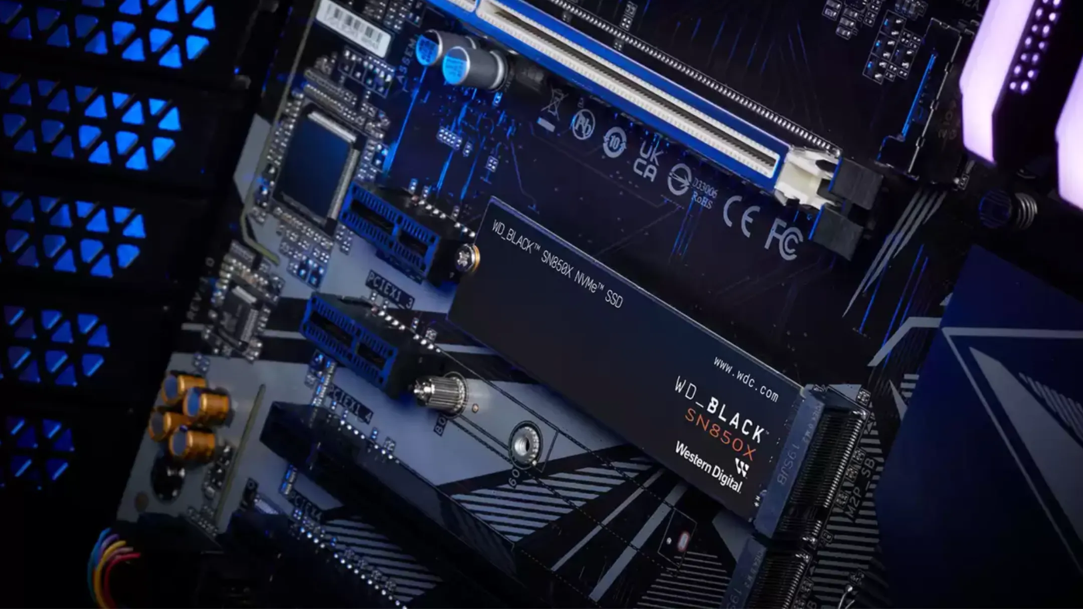 Ổ WD_BLACK 8TB SN850X NVMe Internal Gaming SSD Solid State Drive được gắn vào bo mạch chủ.