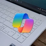 Phím Copilot với biểu tượng Microsoft trên bàn phím laptop