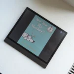 Phụ huynh đang đọc sách điện tử cho con nhỏ trên Boox Note Air4 C với màn hình E Ink màu dịu mắt, phù hợp cho giờ đi ngủ.