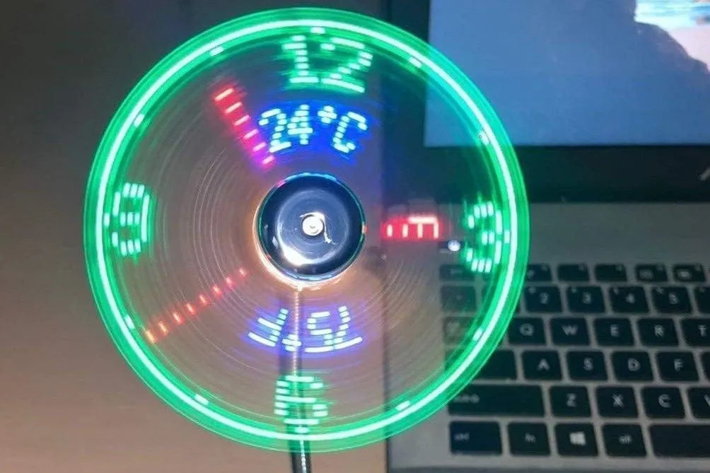 Quạt USB nhỏ màu đen với màn hình LED xanh lá cây hiển thị thời gian