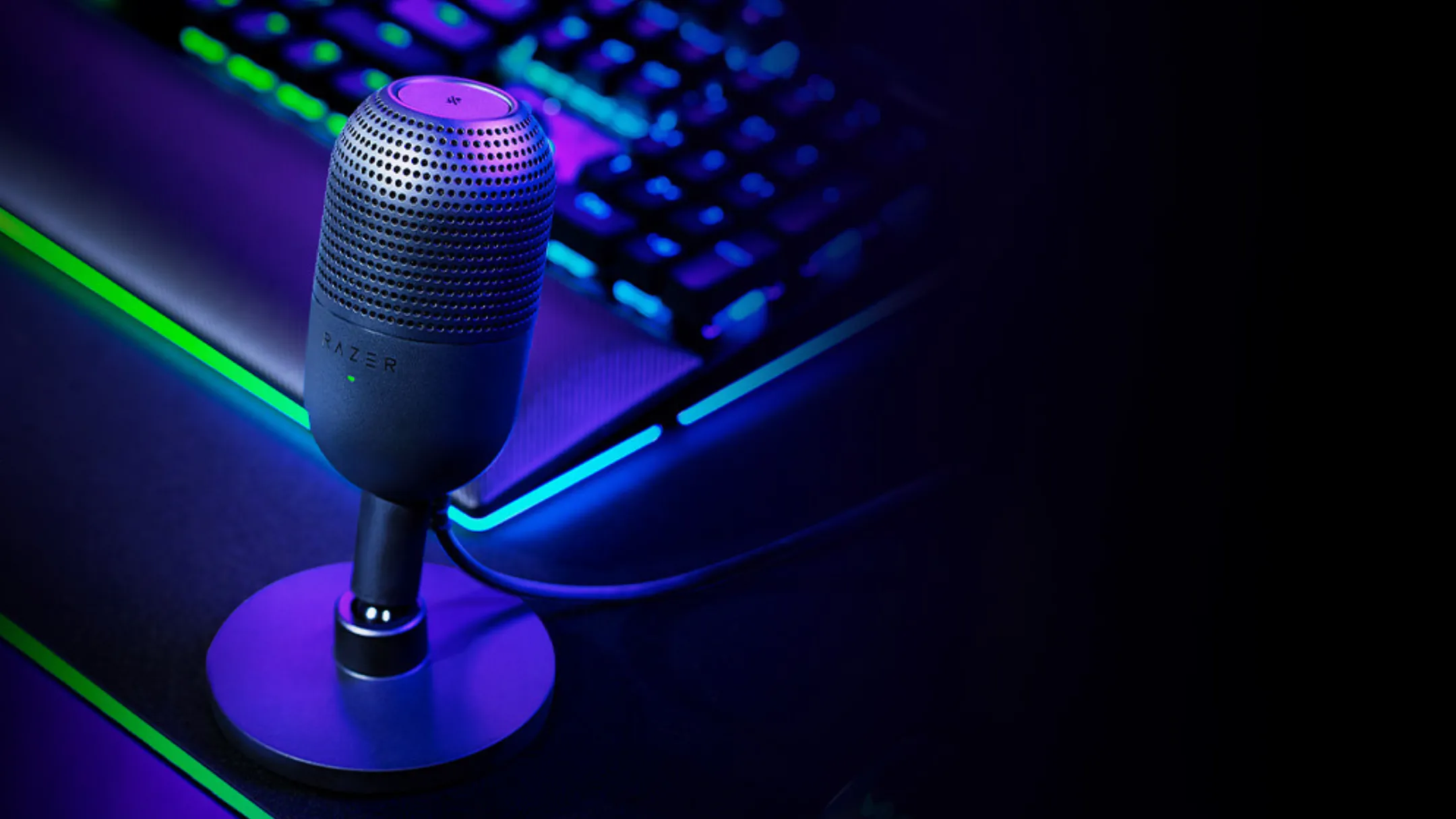 Razer Seiren V3 Mini trên bàn làm việc cạnh bàn phím, tối ưu cho game thủ và streamer