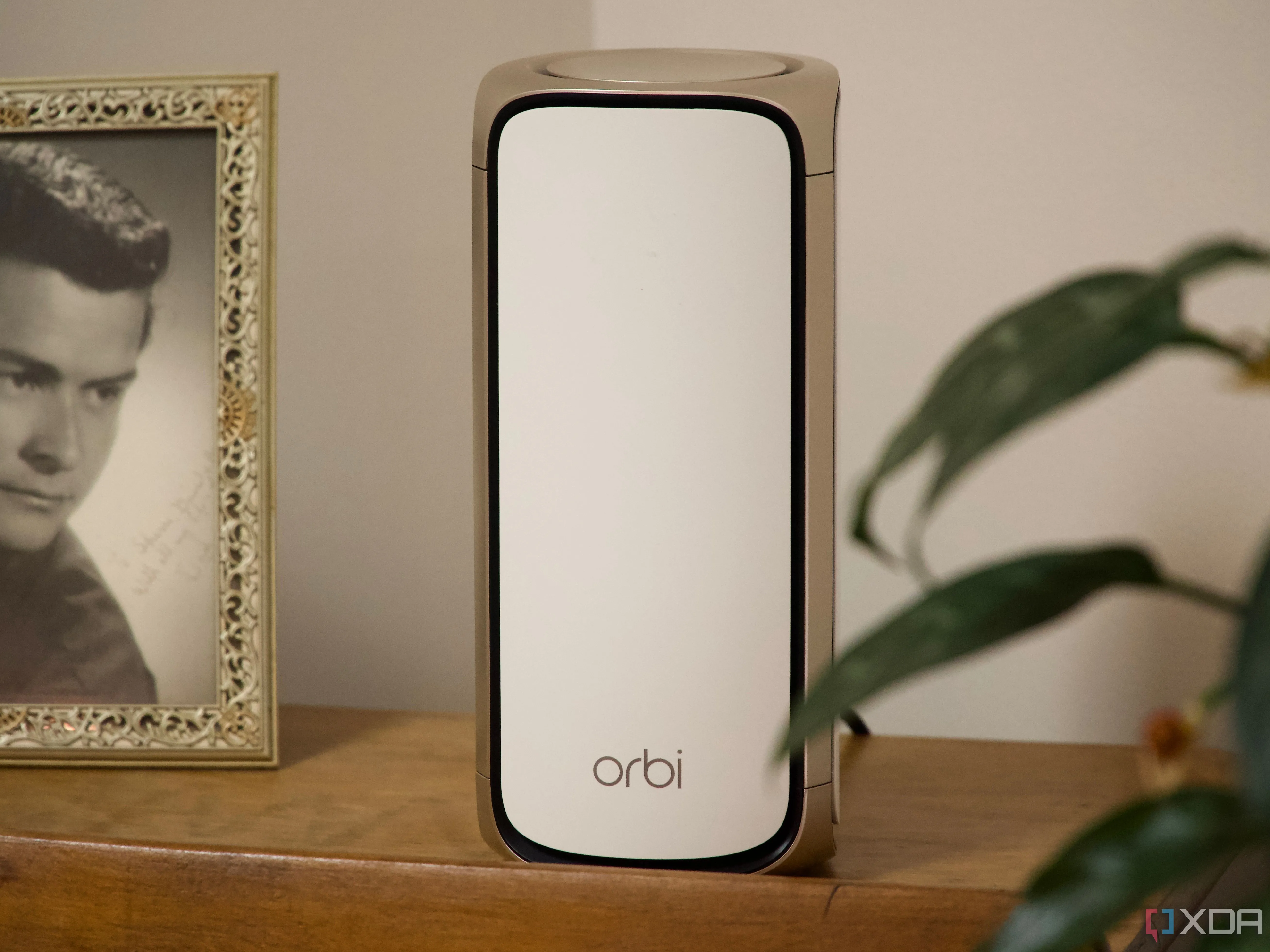 Router Netgear Orbi RBE973S Wi-Fi 7 đặt trên bàn, tượng trưng cho thiết bị mạng không dây hiện đại