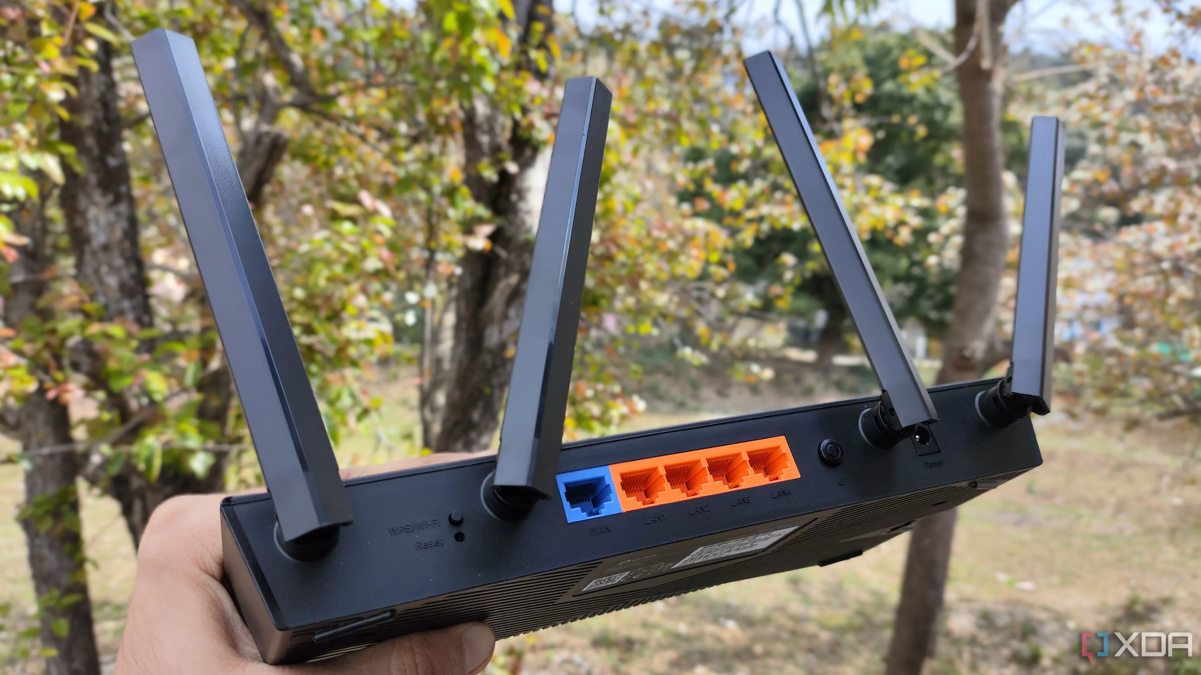 Router TP-Link với nhiều cổng Ethernet, hỗ trợ kết nối mạng gia đình