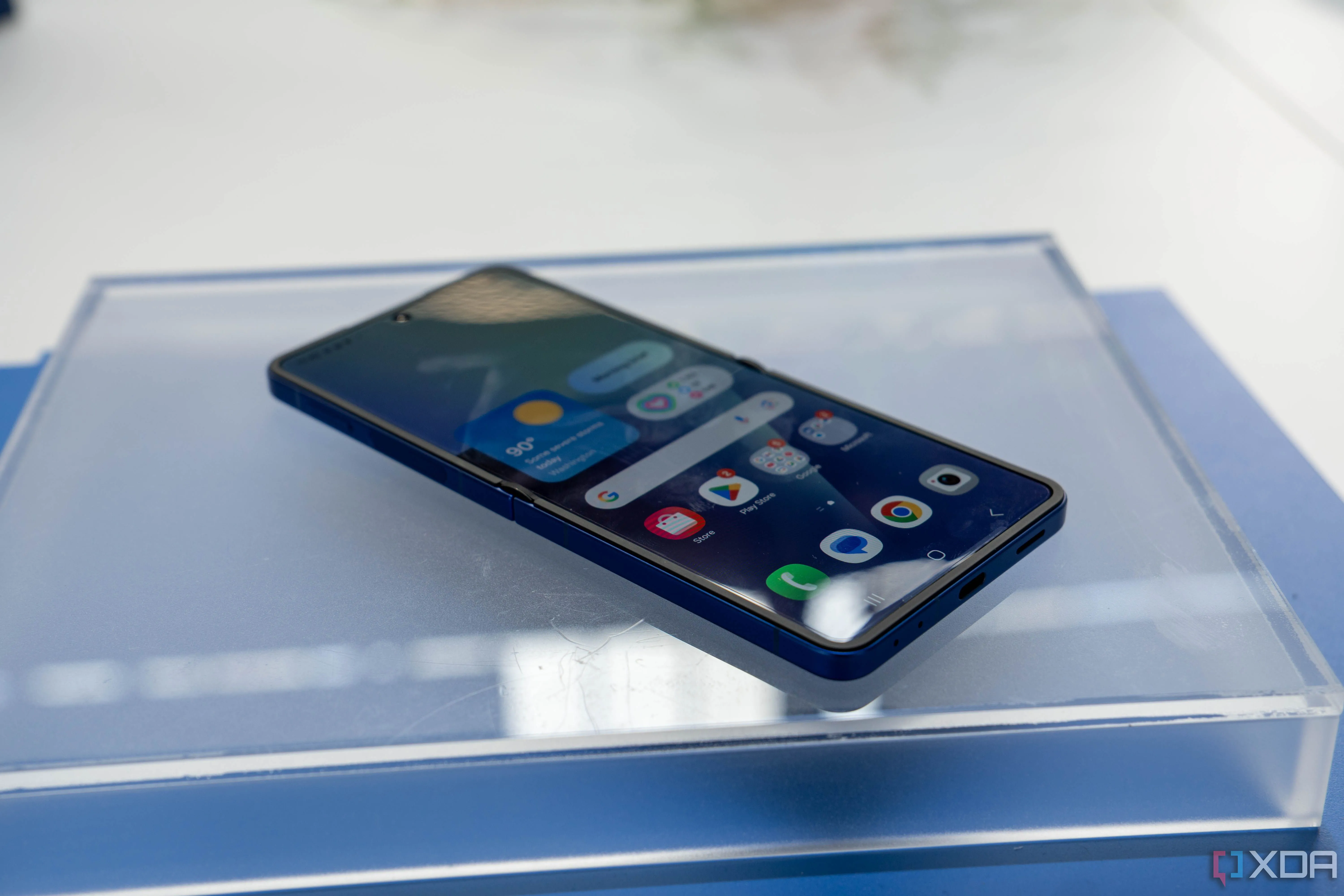 Samsung Galaxy Z Flip 7 đang mở màn hình trong, đặt phẳng trên bàn, phô diễn thiết kế gập linh hoạt và màn hình Dynamic AMOLED.