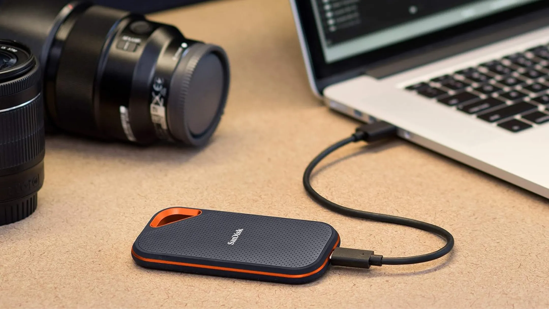 SanDisk Extreme Portable SSD đặt cạnh laptop và máy ảnh