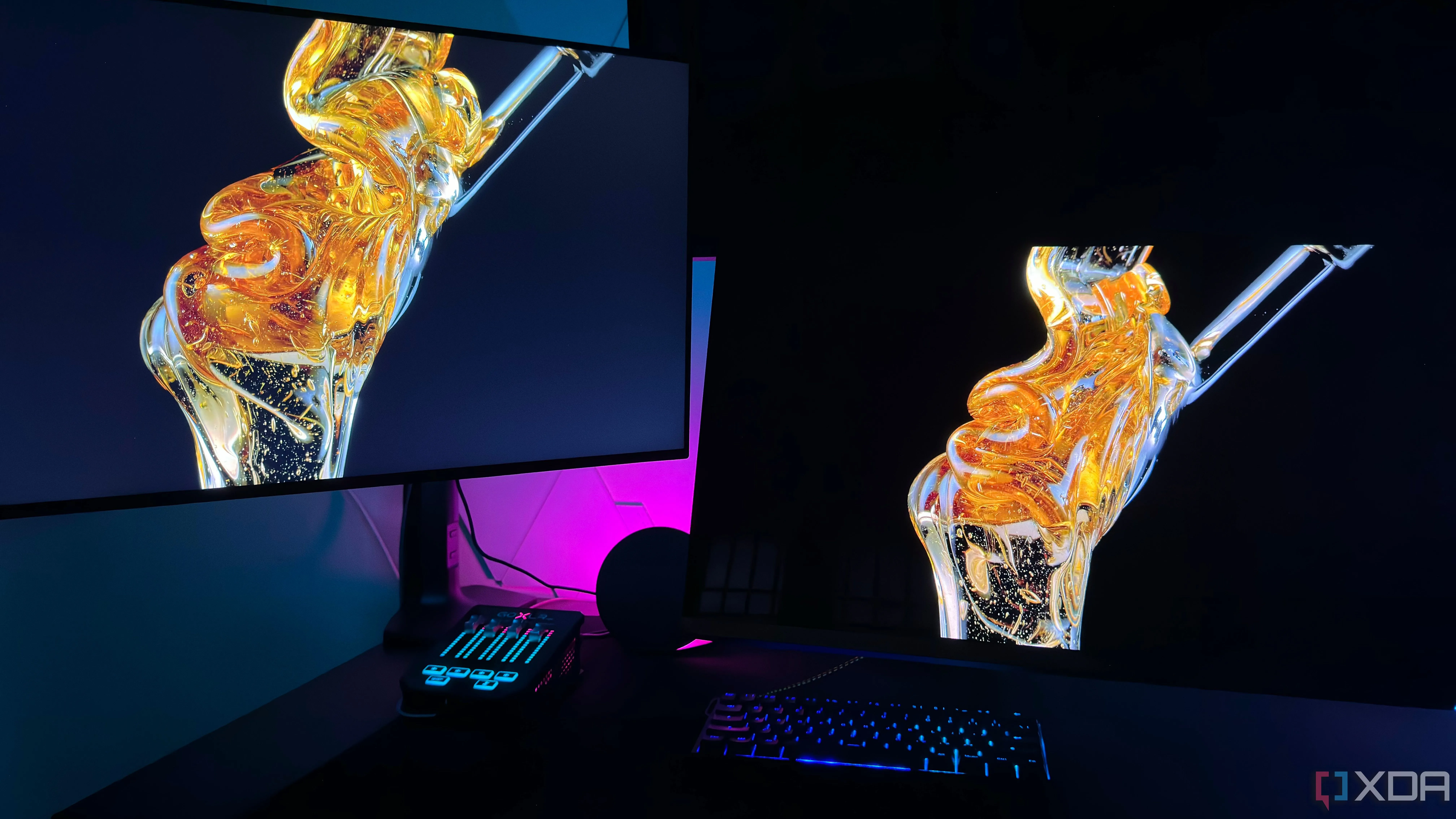 So sánh độ sáng giữa màn hình OLED (trái) và màn hình LCD (phải) đặt cạnh nhau, minh họa sự khác biệt về cường độ sáng tổng thể.