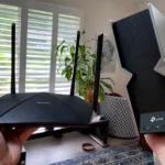 So sánh kích thước router Wi-Fi 6 và Wi-Fi 7 cầm trên tay, minh họa sự khác biệt thế hệ