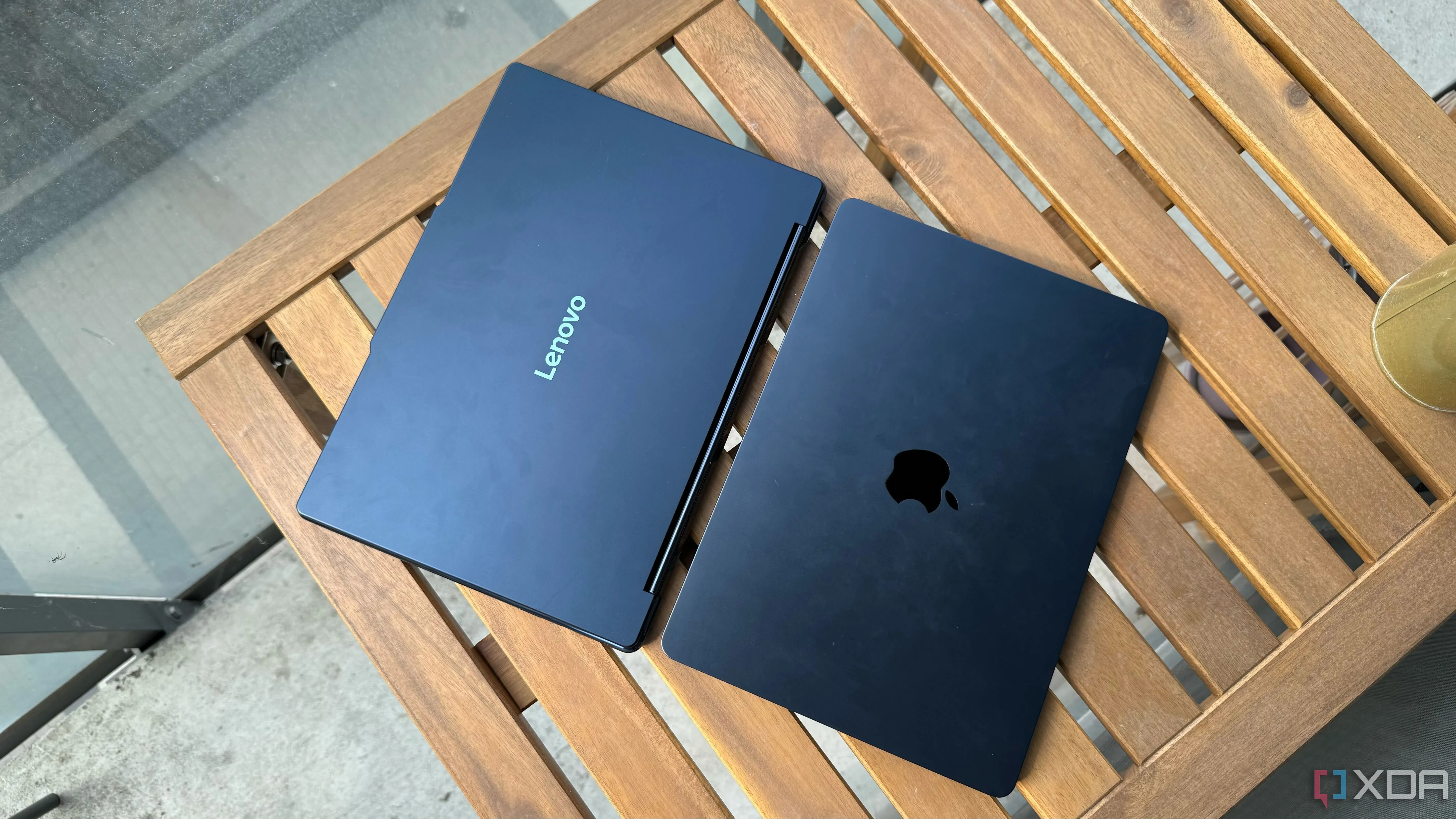 So sánh thiết kế và màu sắc giữa laptop Lenovo Yoga 9i (2025) và MacBook Air