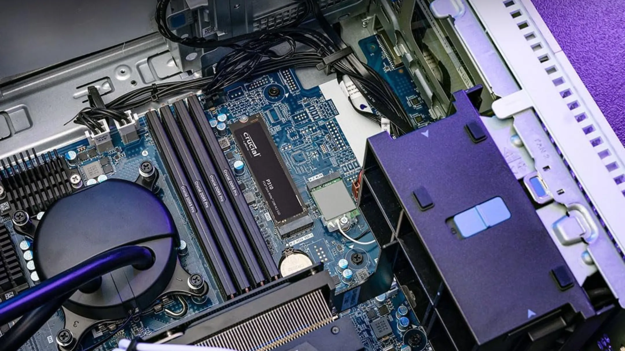 SSD Crucial P310 được lắp đặt trong máy tính để bàn