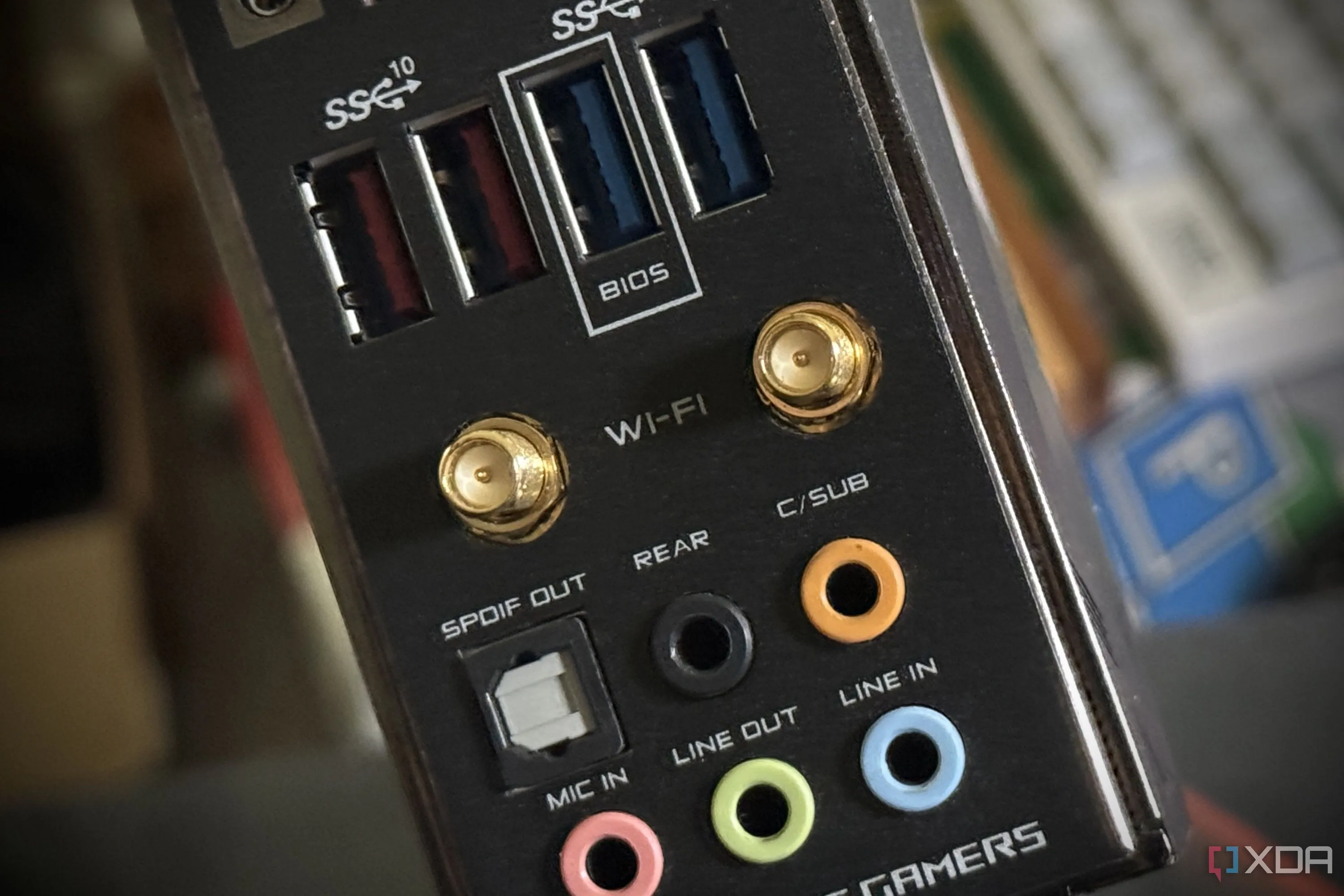 Tấm chắn I/O của bo mạch chủ hiển thị các cổng kết nối Wi-Fi
