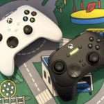 Tay cầm chơi game Razer Wolverine V3 Pro đặt cạnh tay cầm Xbox màu trắng trên bàn.