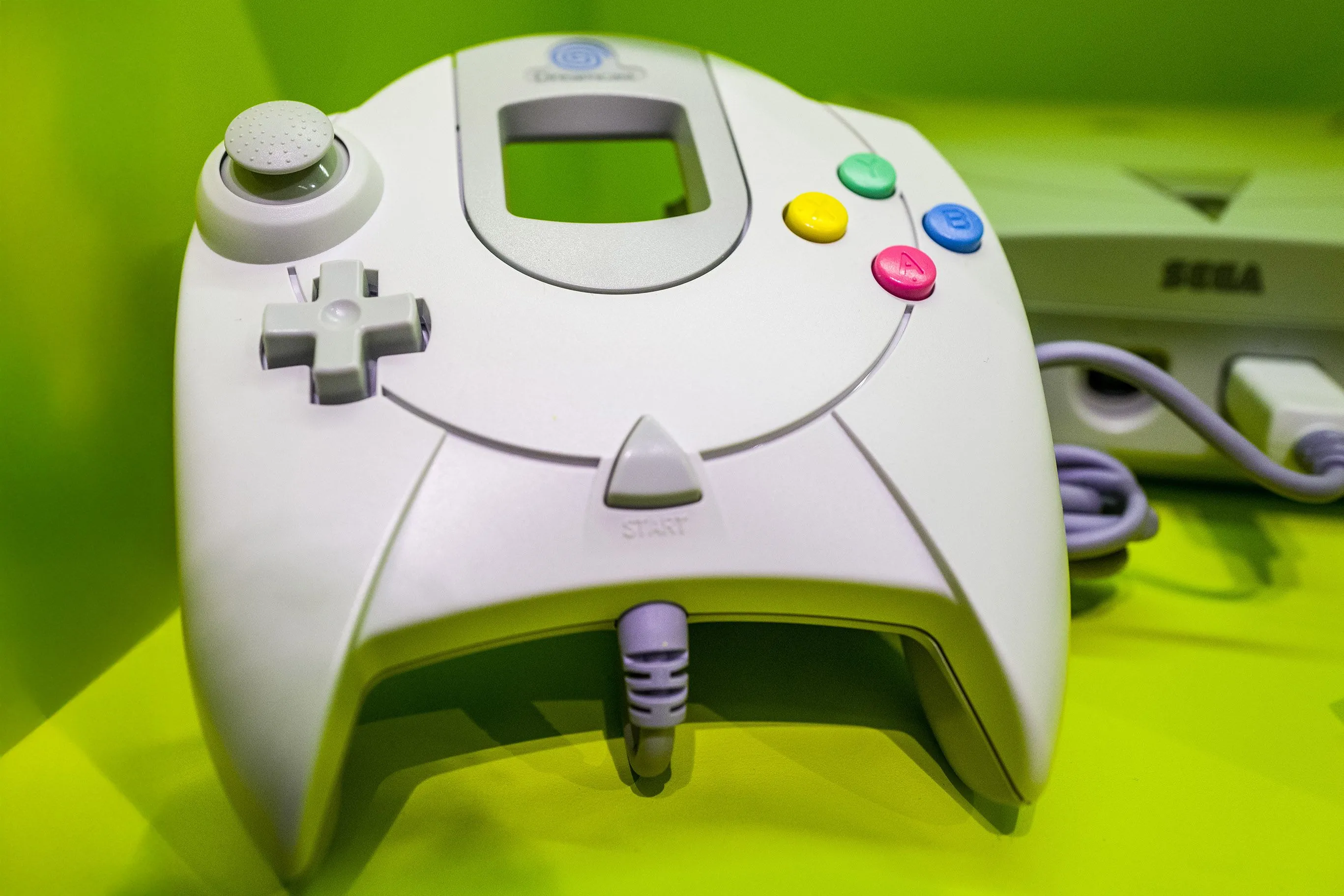 Tay cầm Sega Dreamcast với bộ nhớ ảo VMU độc đáo, tính năng tiên tiến thời bấy giờ