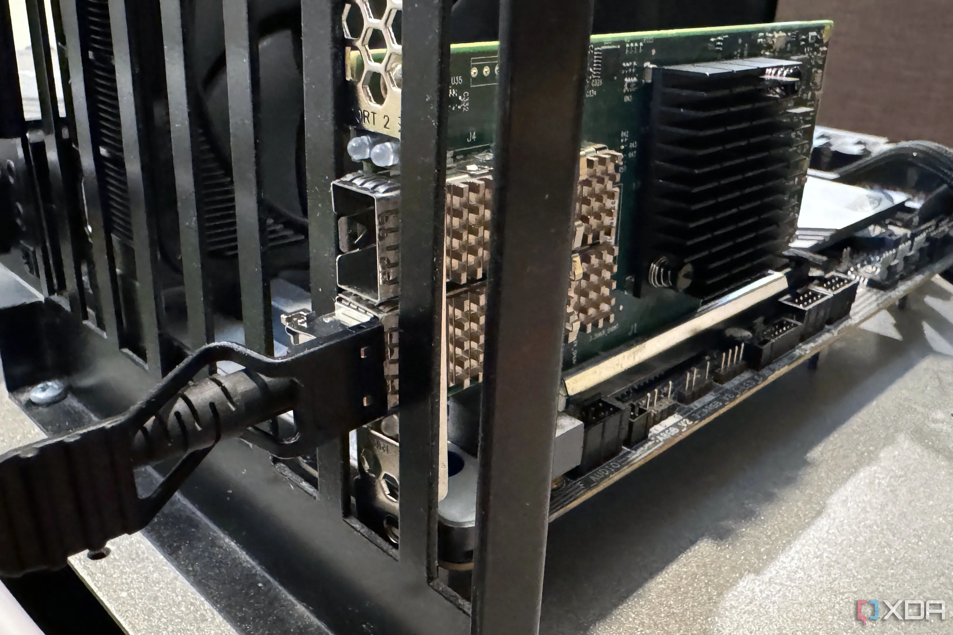 Thẻ mạng quang và card mạng trong hệ thống testbench, minh họa tầm quan trọng của kết nối có dây tốc độ cao cho mạng Wi-Fi 7