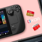 Thẻ nhớ microSD và thiết bị chơi game cầm tay Steam Deck.