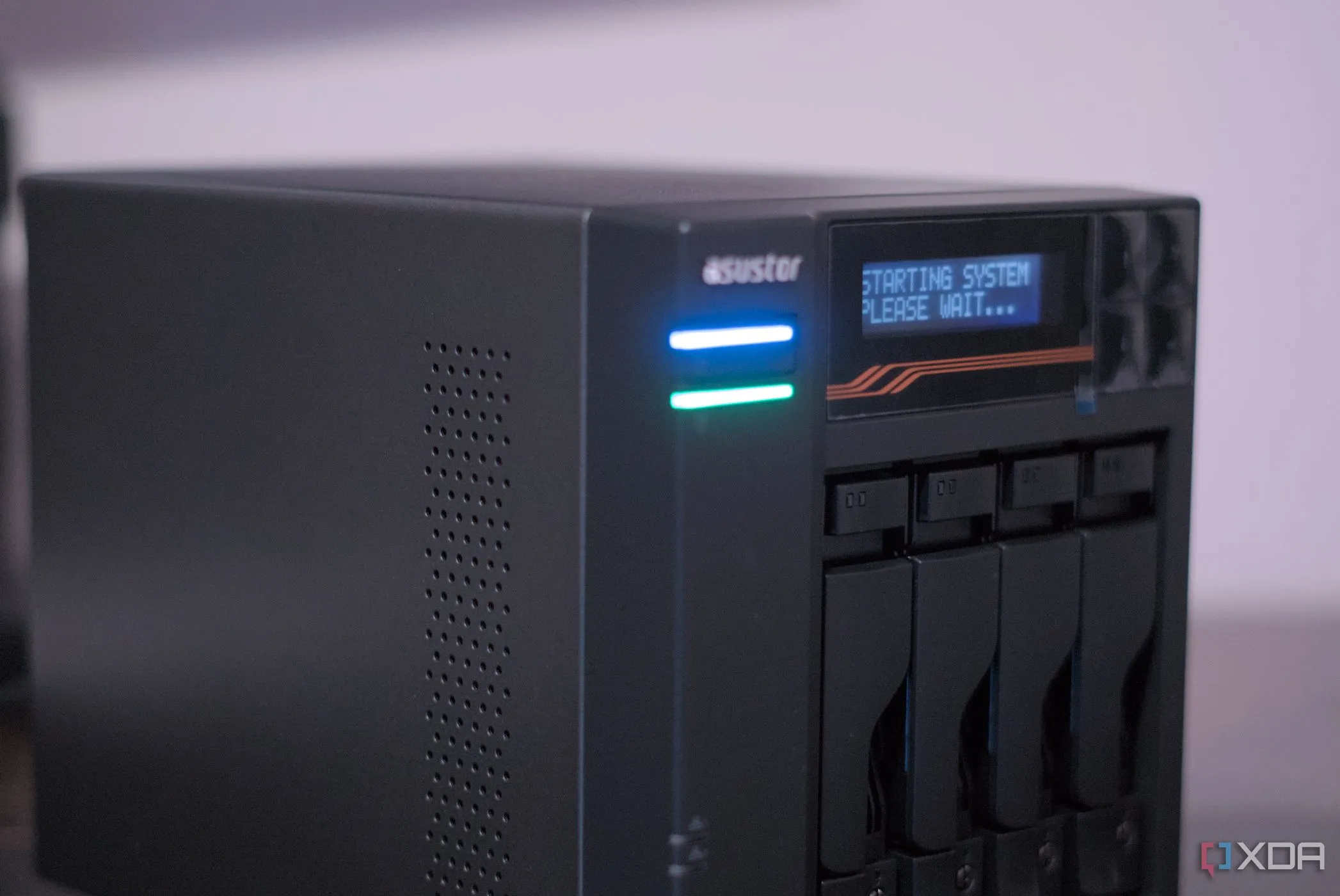 Thiết bị NAS Asustor AS6804T hiển thị mặt trước với màn hình