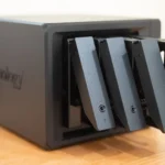 Thiết bị NAS Synology DS925+ với các khay ổ đĩa mở, minh họa khả năng mở rộng lưu trữ ảnh chất lượng cao.