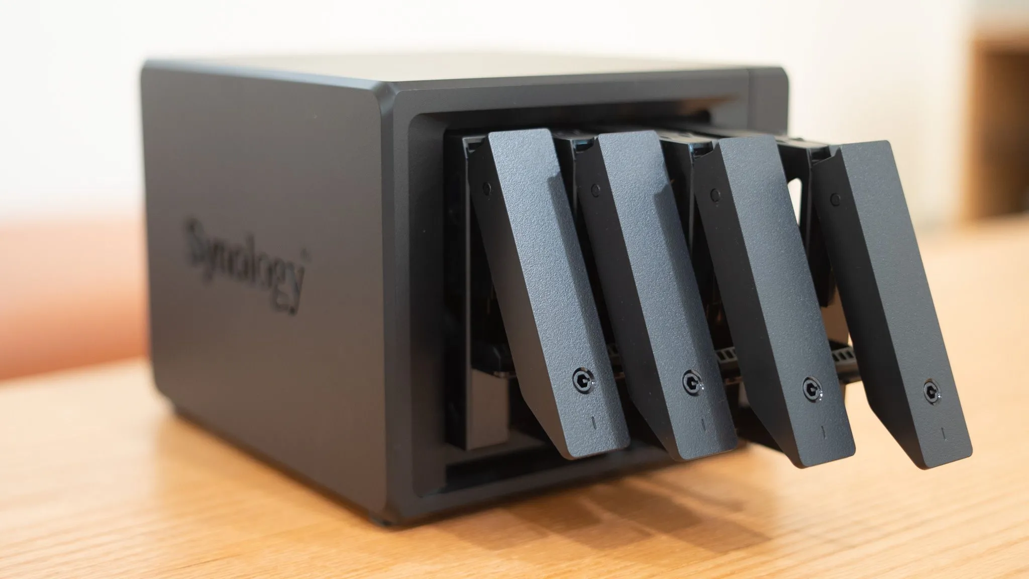 Thiết bị NAS Synology DS925+ với các khay ổ đĩa mở, minh họa khả năng mở rộng lưu trữ ảnh chất lượng cao.