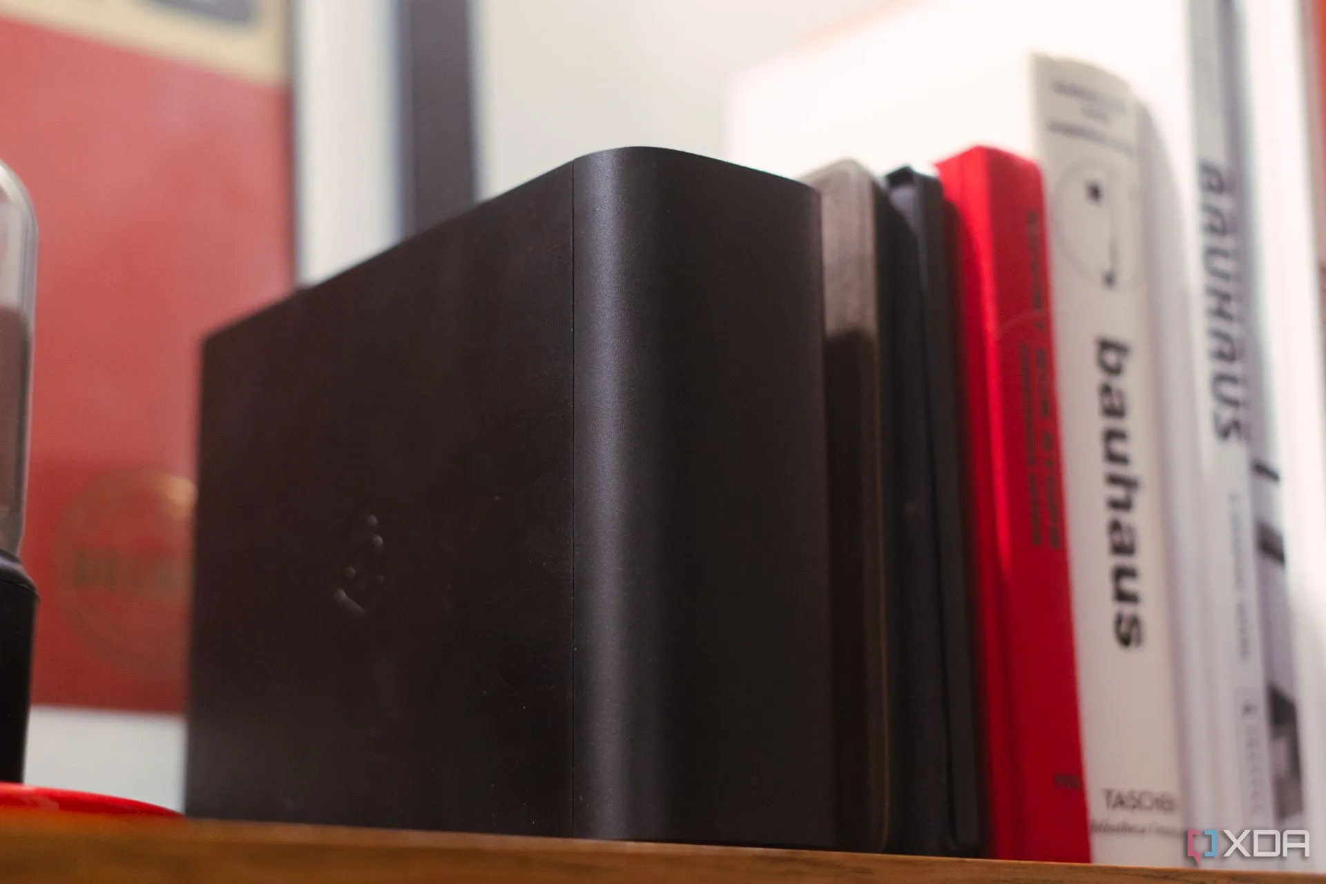 Thiết bị Synology BeeStation được đặt trên kệ sách, tượng trưng cho hệ sinh thái ứng dụng của NAS