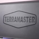 Thiết bị TerraMaster NAS F2-424 nổi bật với thiết kế vỏ nhôm, cổng kết nối và logo thương hiệu
