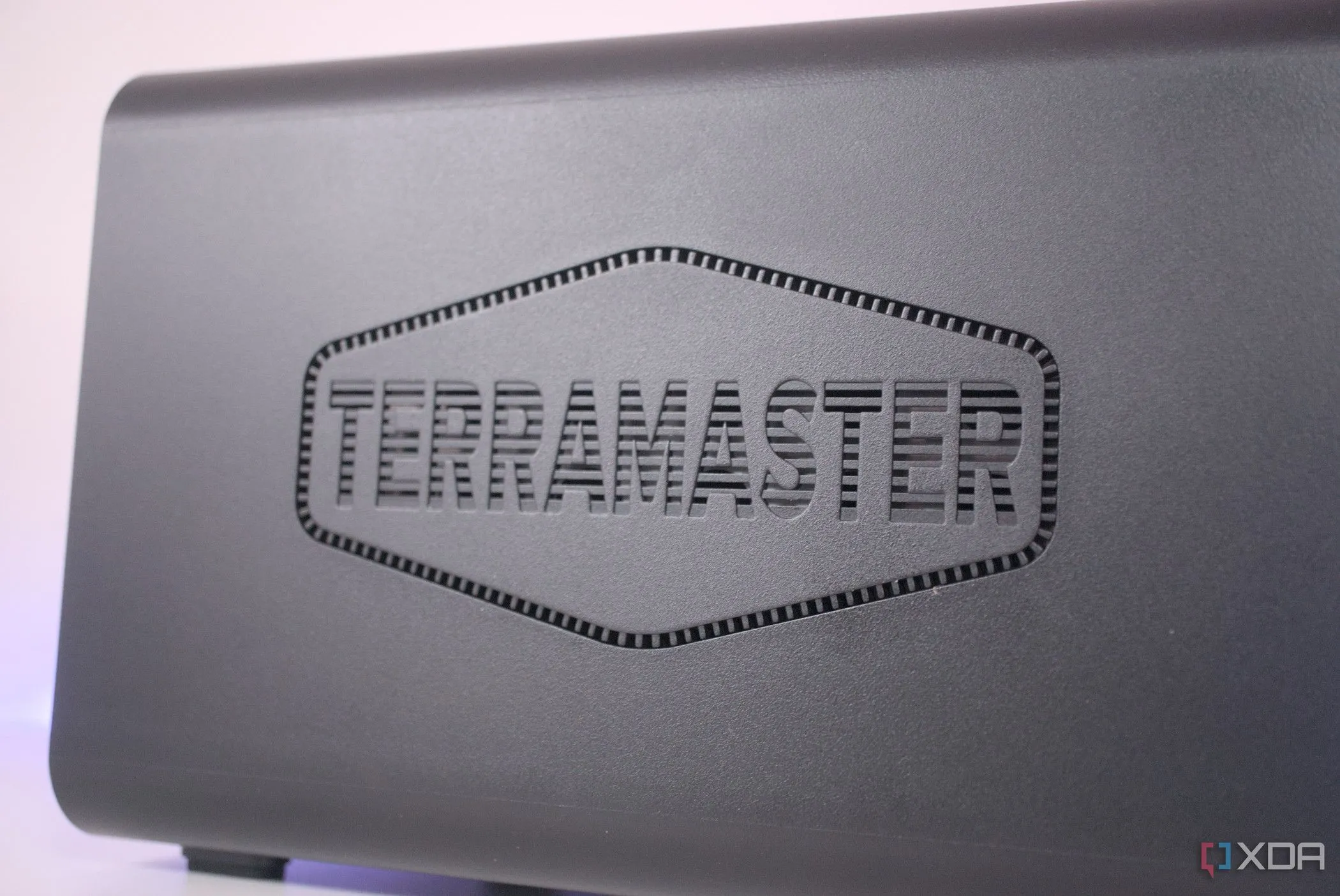 Thiết bị TerraMaster NAS F2-424 nổi bật với thiết kế vỏ nhôm, cổng kết nối và logo thương hiệu