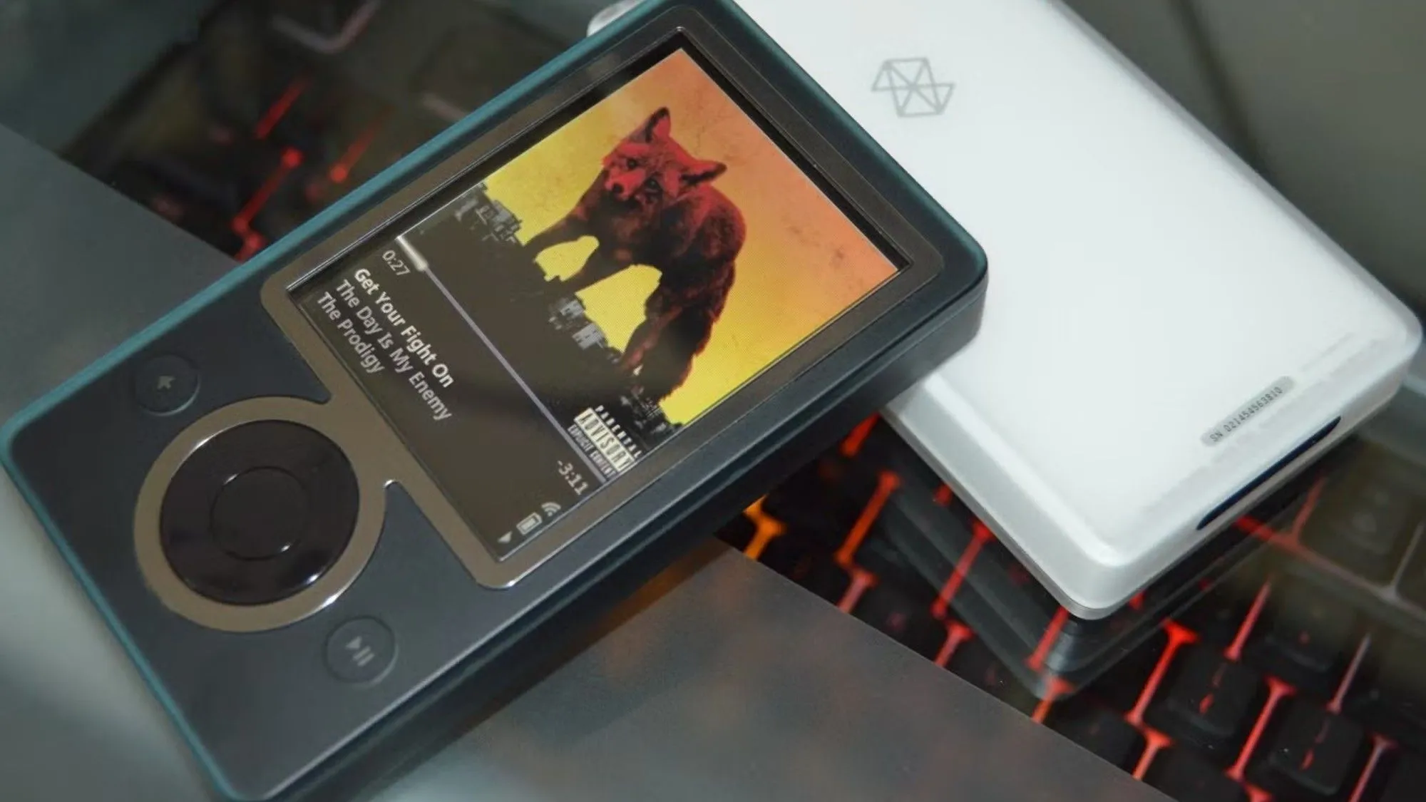 Thiết bị Zune 30 hiển thị giao diện chơi nhạc