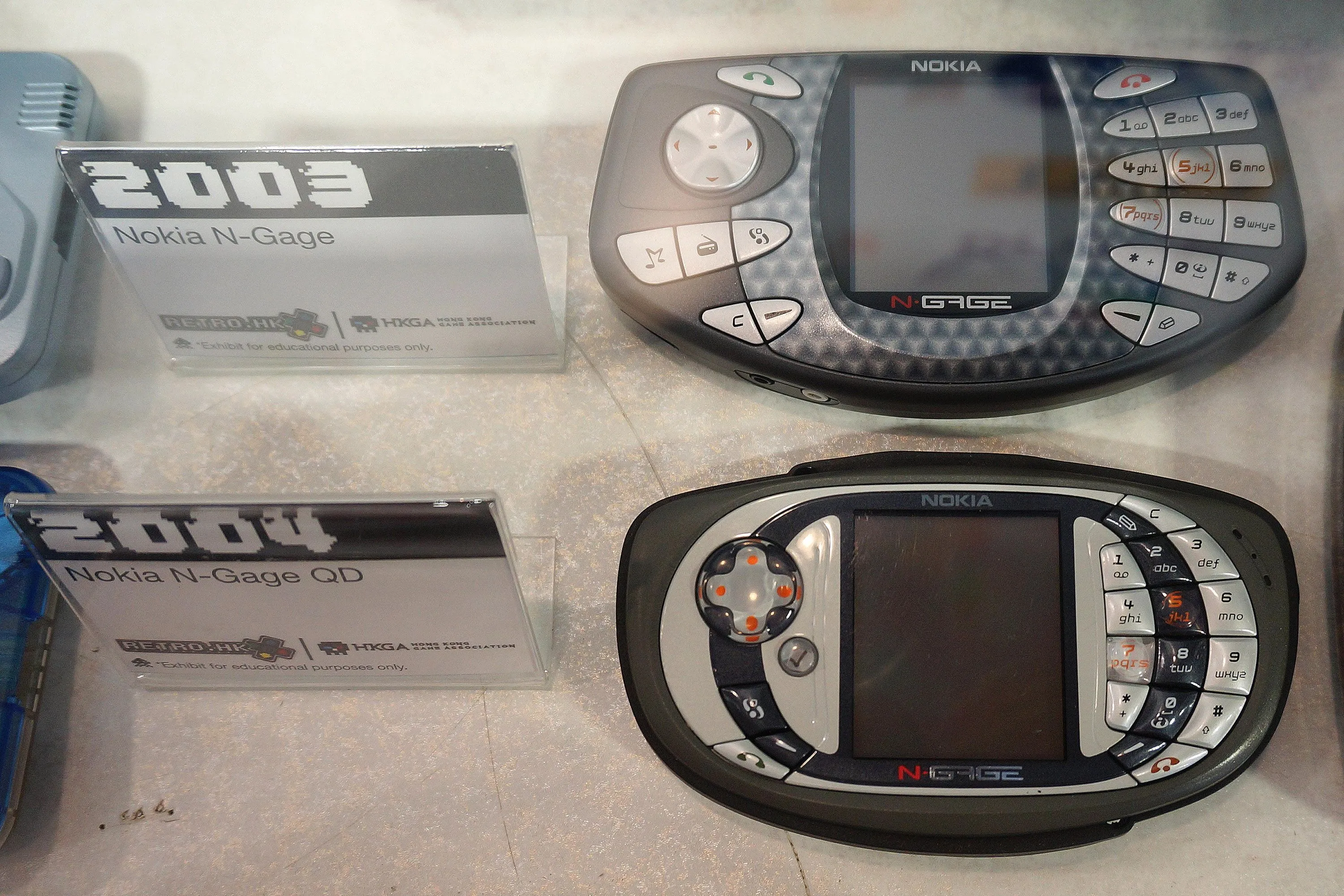 Thiết kế đặc trưng của điện thoại kiêm máy chơi game Nokia N-Gage và Nokia N-Gage QD