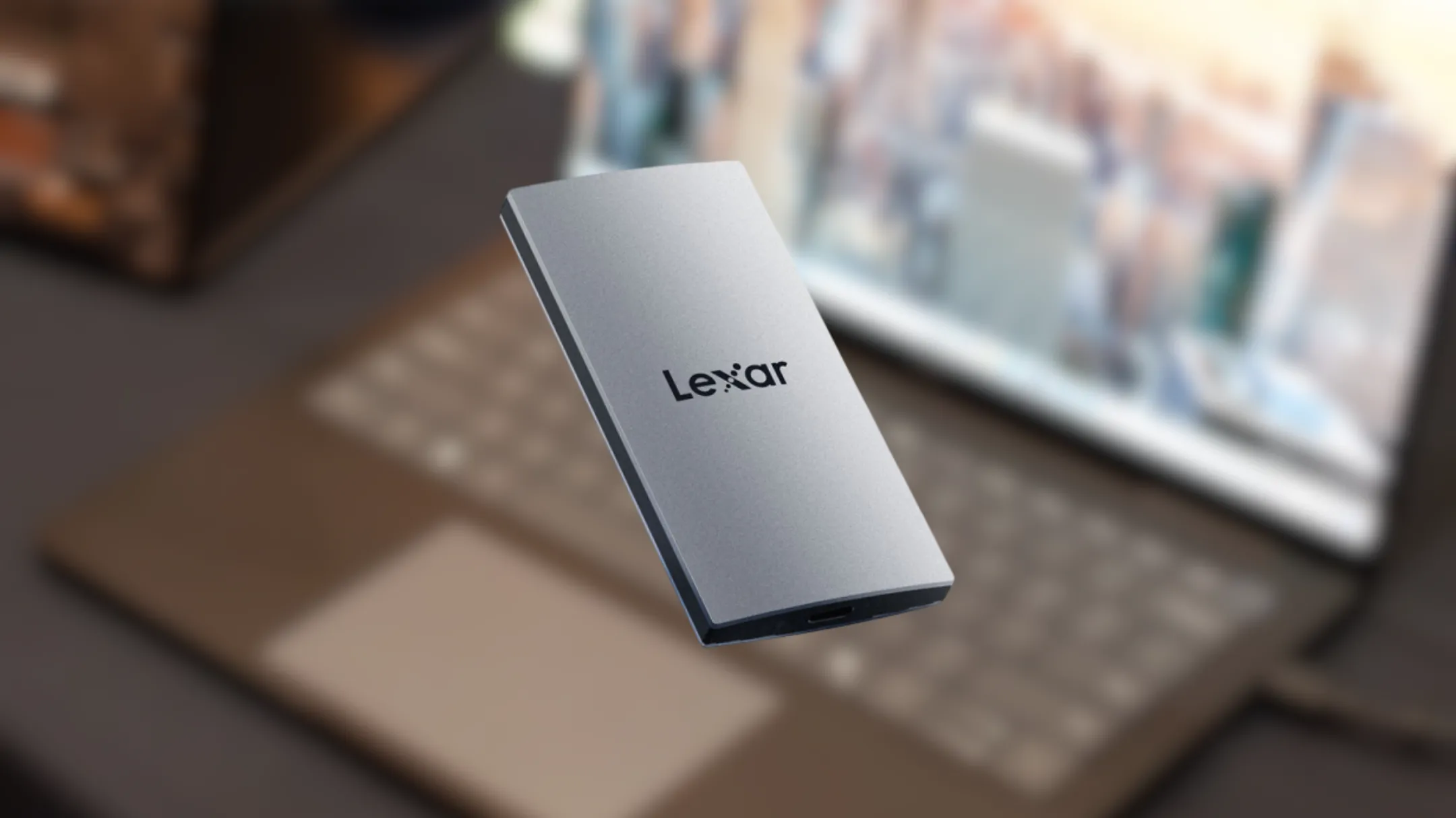 Thiết kế mỏng nhẹ của ổ cứng SSD di động Lexar ES3, thể hiện khả năng di động