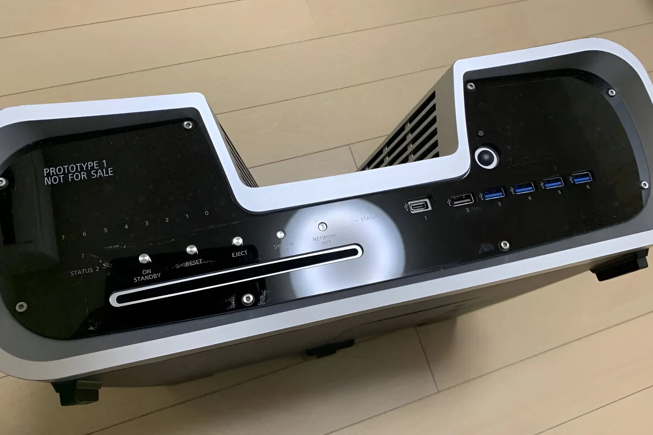 Thiết kế PlayStation 5 dev kit hình chữ V cồng kềnh với các khe tản nhiệt sâu