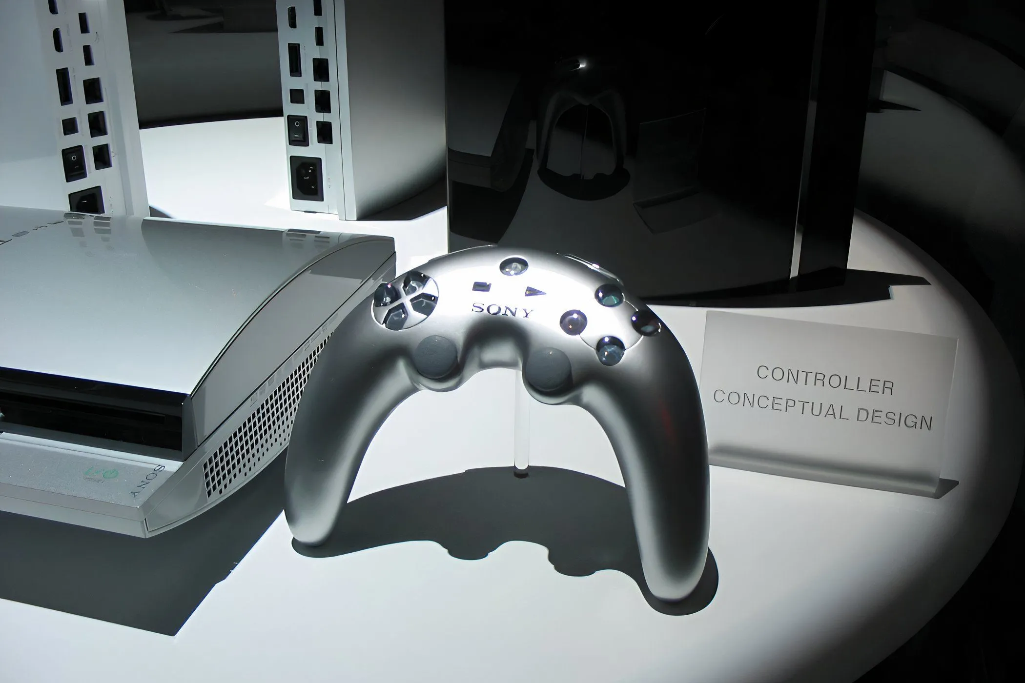 Thiết kế tay cầm PlayStation 3 boomerang nguyên bản màu bạc với kiểu dáng uốn cong độc đáo