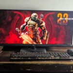 Thiết lập màn hình ultrawide với hình nền game Doom Eternal thể hiện không gian làm việc và giải trí rộng lớn.