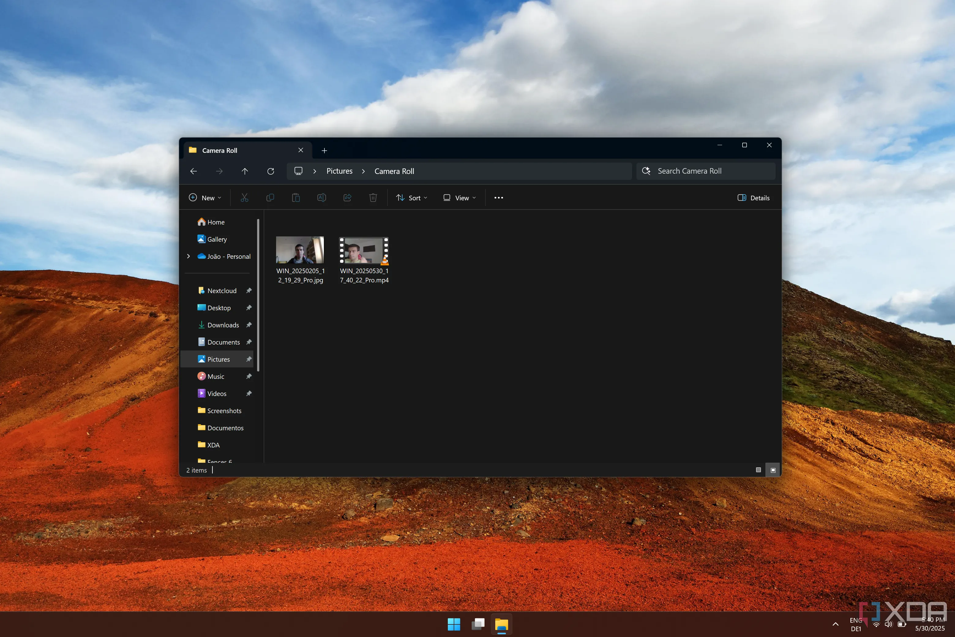 Thư mục File Explorer hiển thị ảnh và video được ghi bởi webcam, minh họa các tệp tin lạ có thể tồn tại.