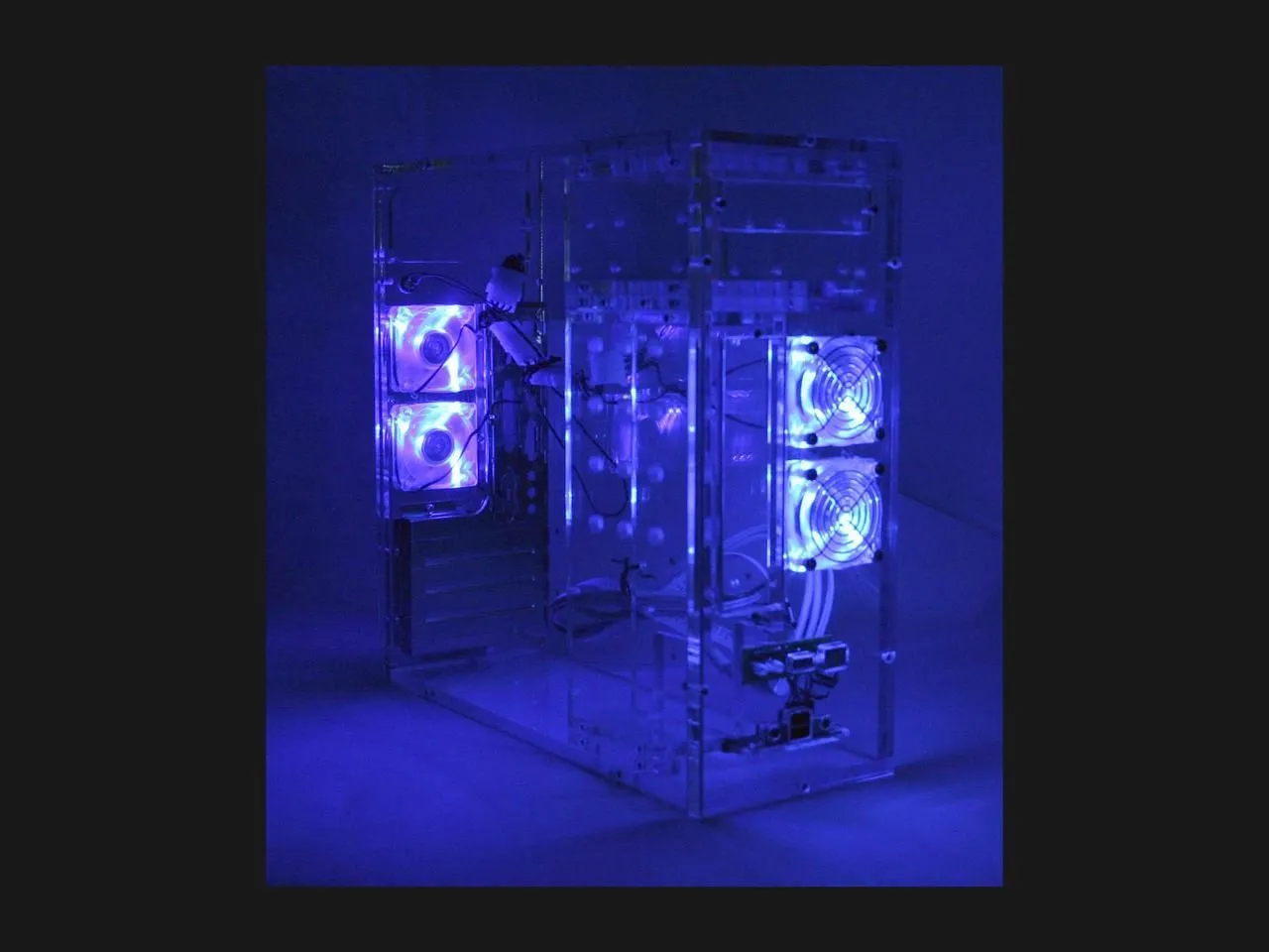 Thùng PC trong suốt với quạt tản nhiệt mini màu xanh dương, minh họa xu hướng độ case phản ứng UV.