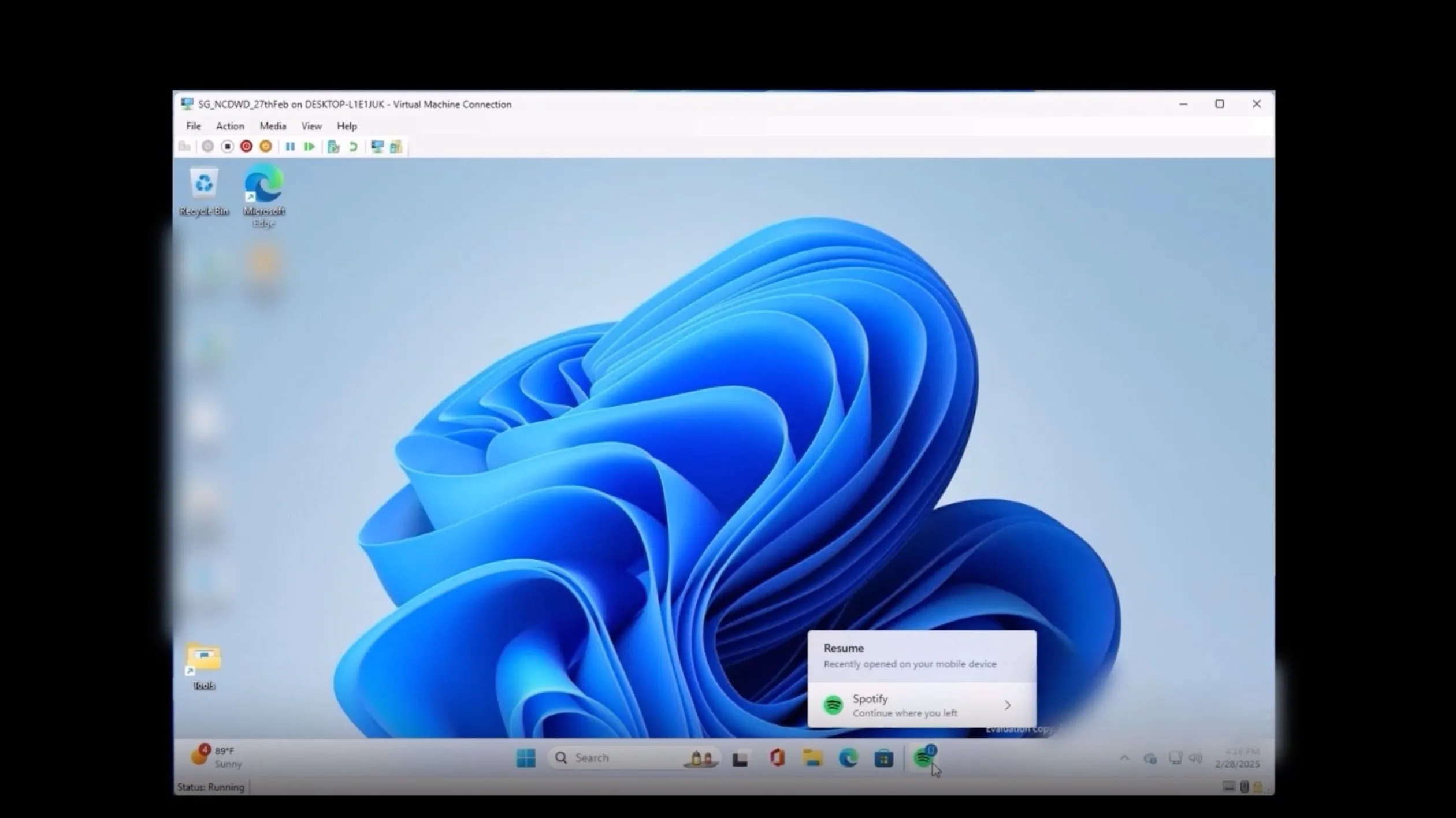 Tính năng Cross Device Resume của Windows 11 trên thanh tác vụ với biểu tượng Spotify và điện thoại