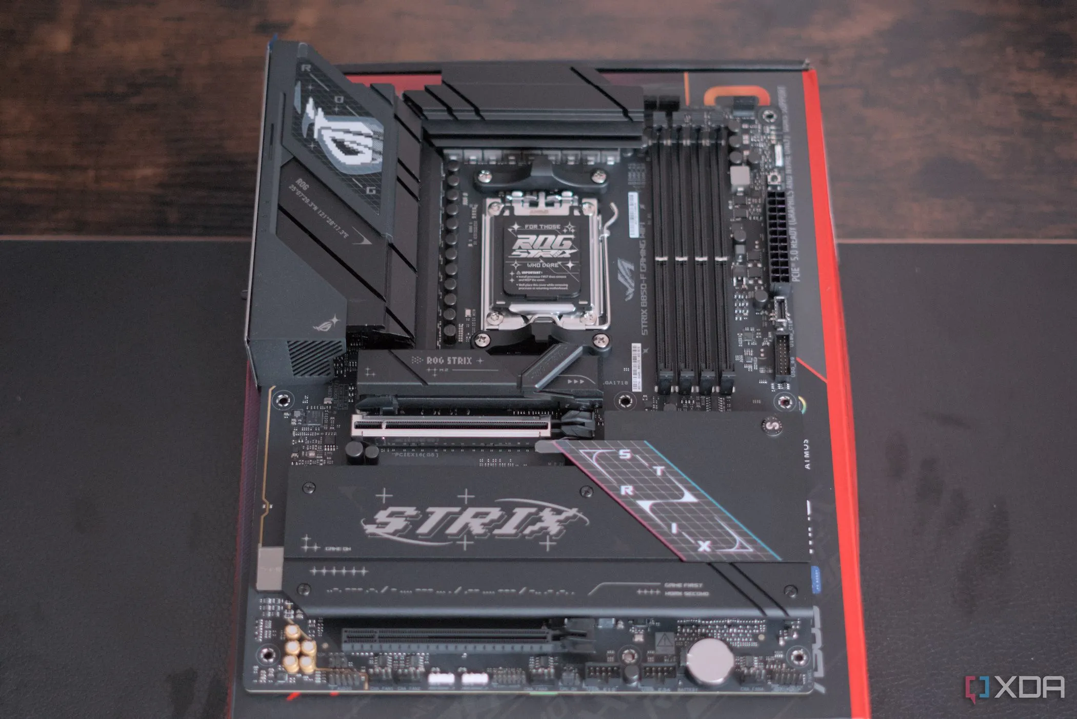 Toàn cảnh bo mạch chủ Asus ROG Strix B850-F Gaming WiFi