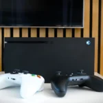 TV Samsung hiển thị giao diện Xbox, cùng với máy console Xbox Series X và tay cầm đặt phía trước