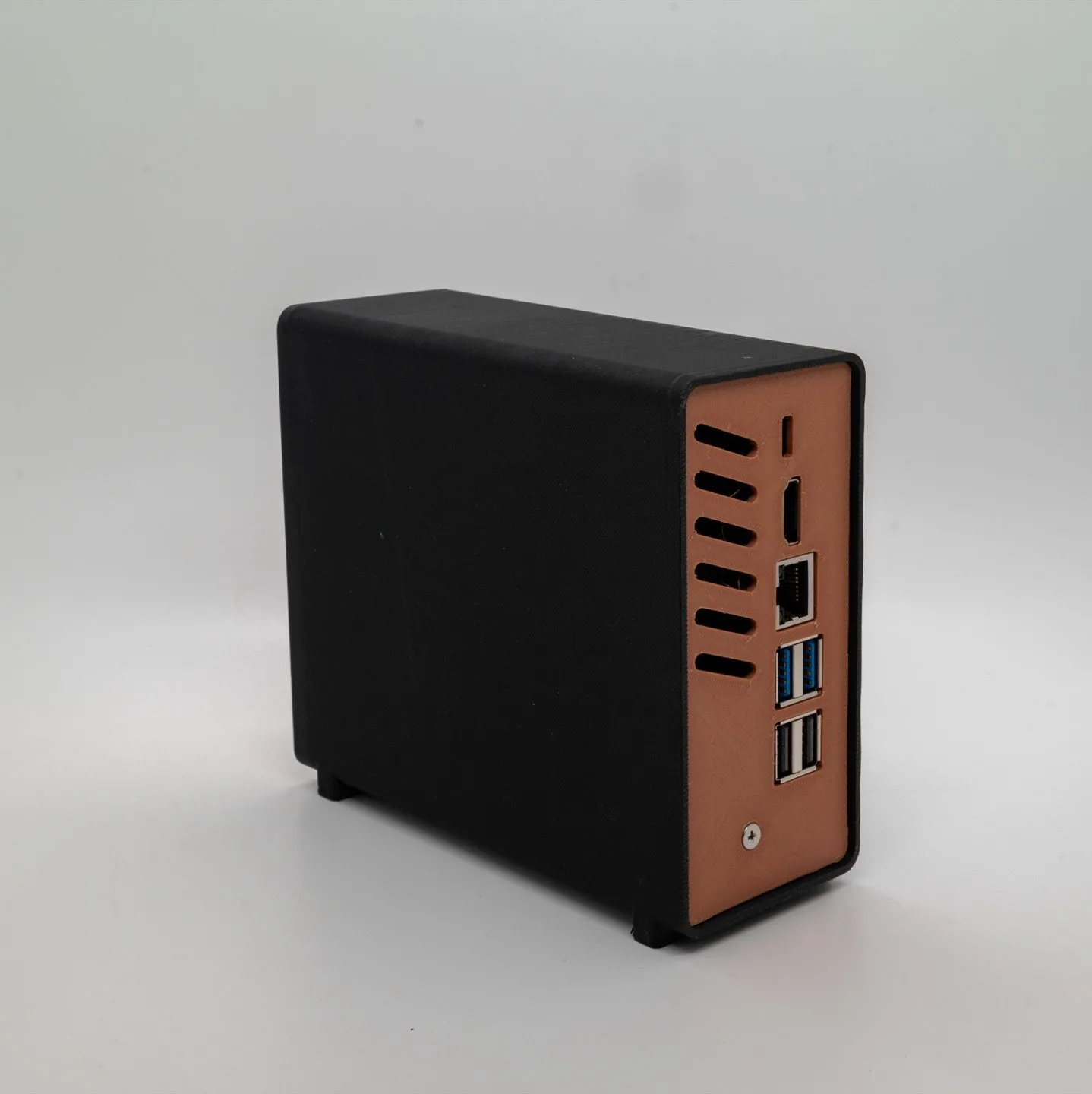 Vỏ case Raspberry Pi 5 in 3D với thiết kế đơn giản, mô phỏng vân gỗ mang lại vẻ ngoài tinh tế