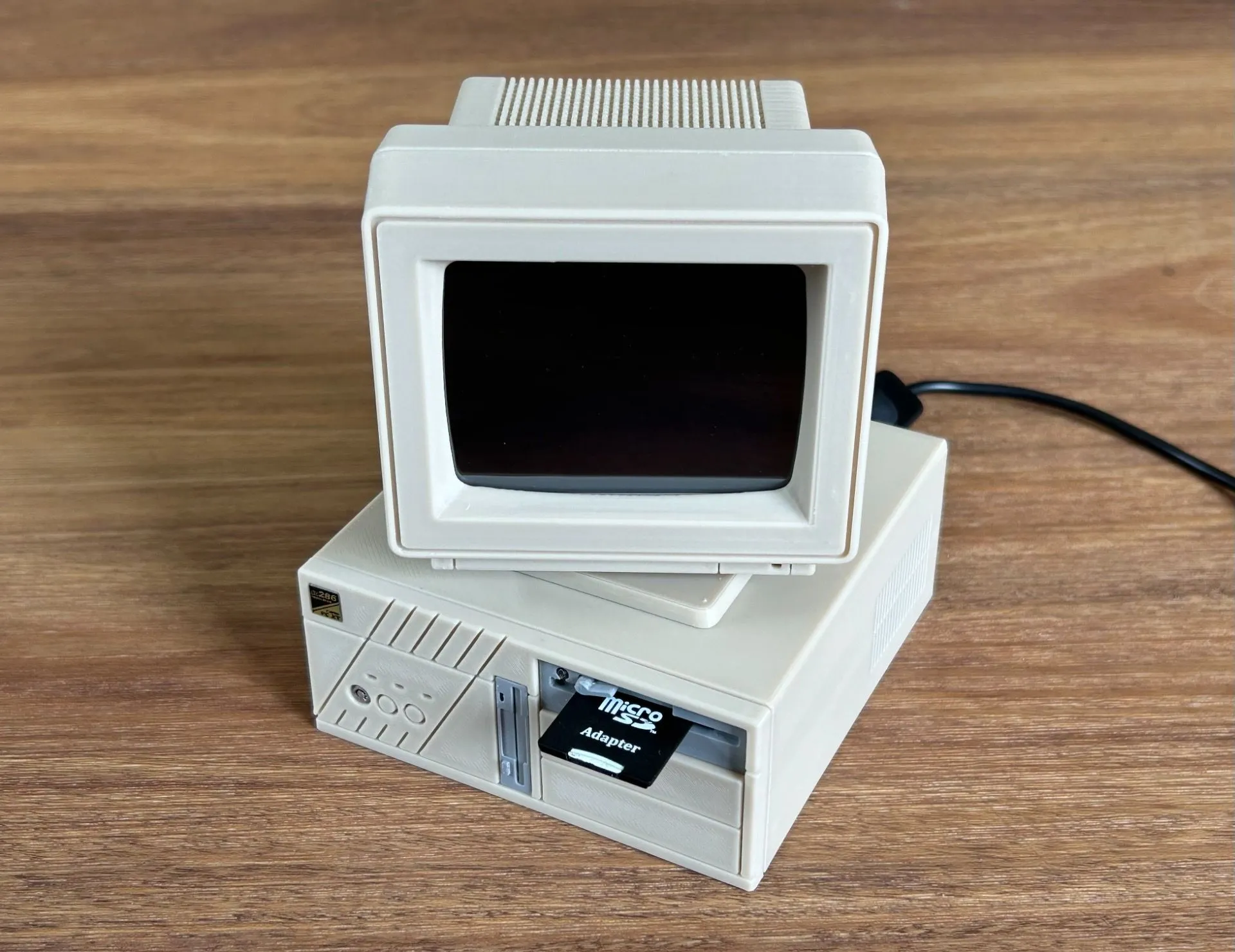 Vỏ case Raspberry Pi mô phỏng máy tính để bàn cổ điển màu be, với các chi tiết khay đĩa và nút nguồn