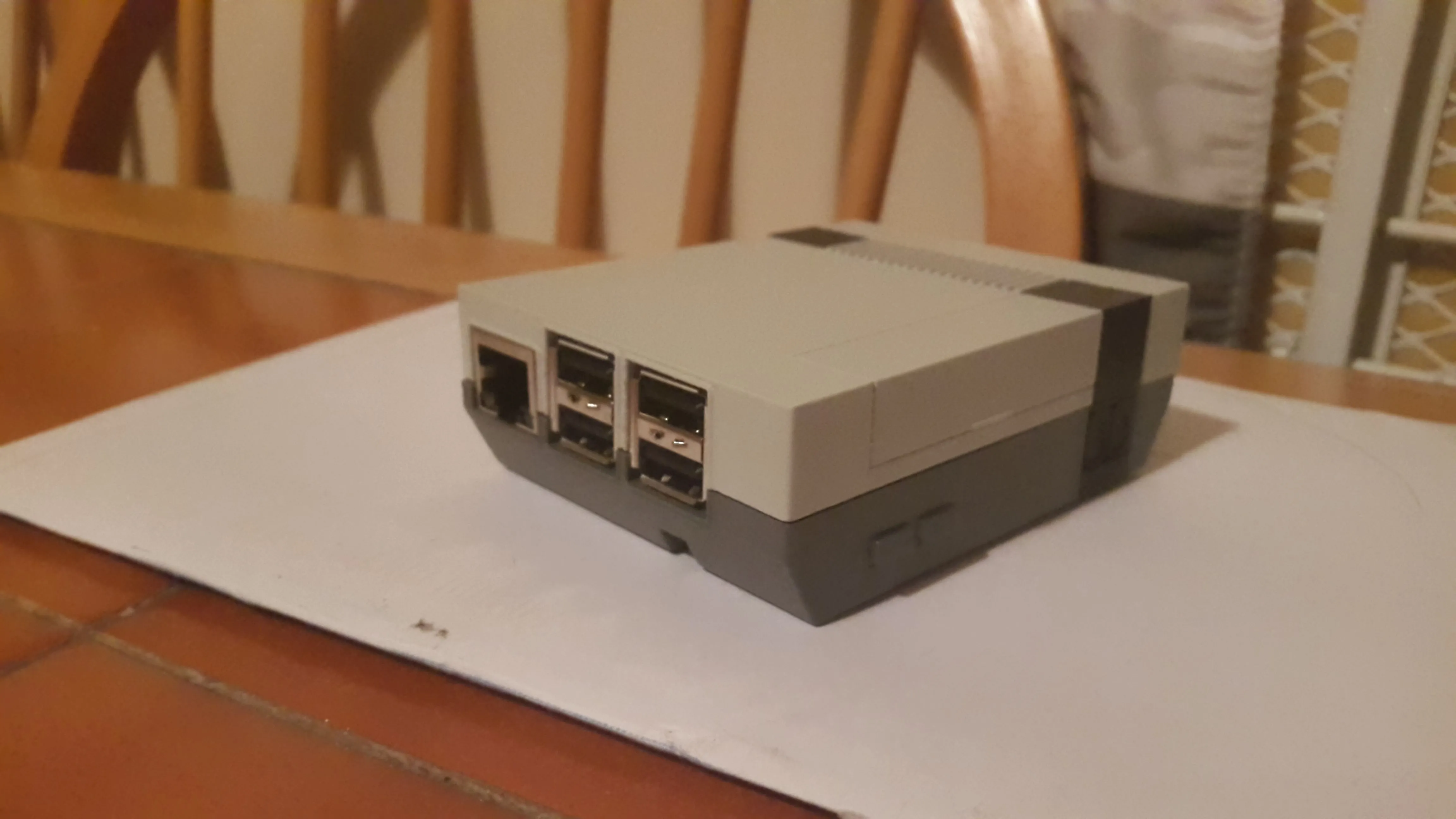 Vỏ case Raspberry Pi NES mở nắp, cho thấy không gian bên trong và các cổng kết nối