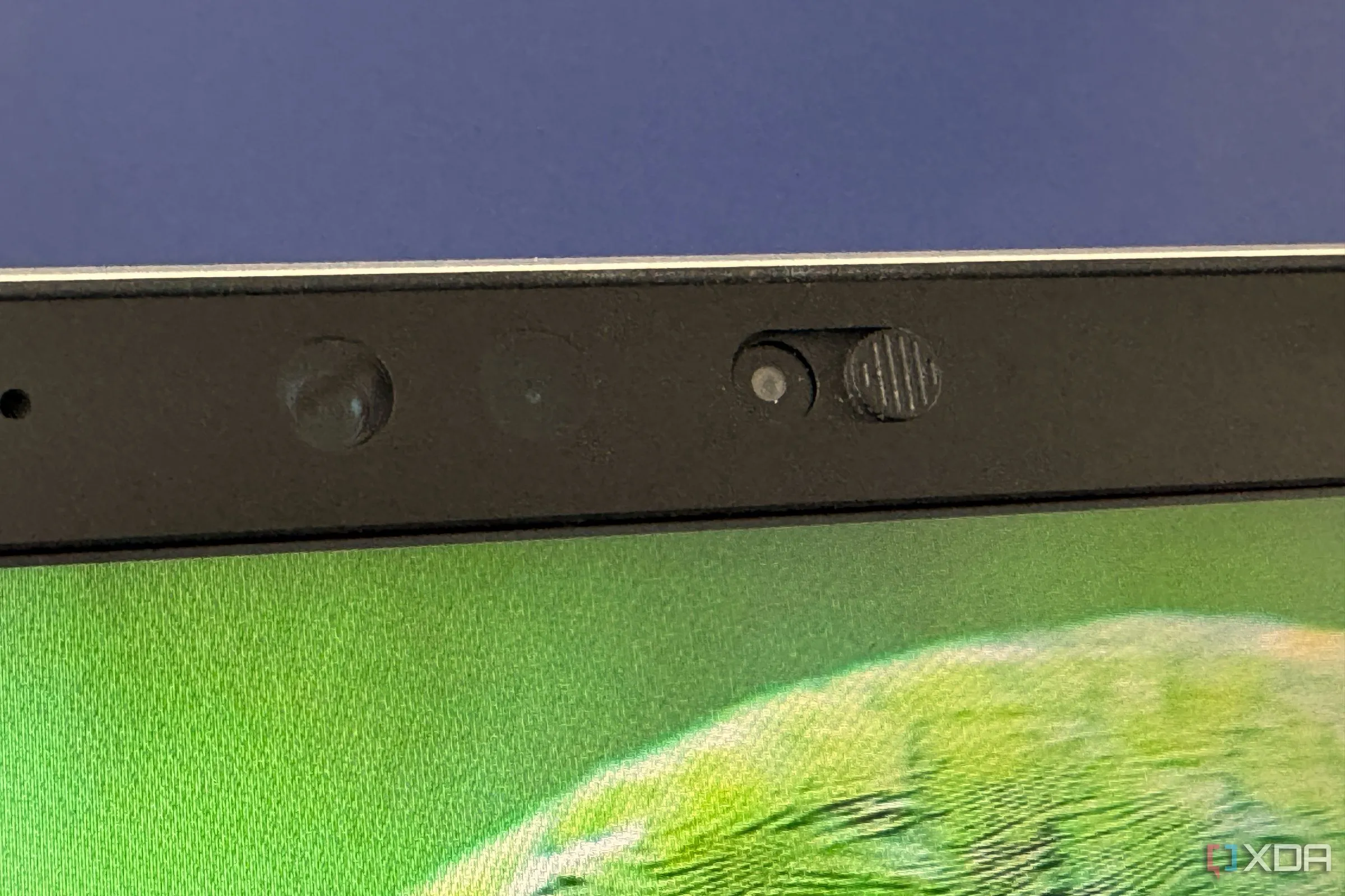 Webcam Razer Blade 14 2024 với màn che riêng tư và camera hồng ngoại IR cho Windows Hello